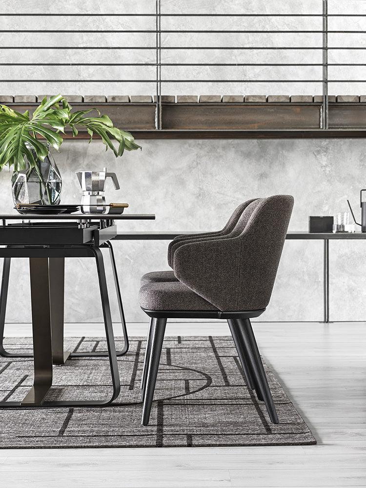 Krzesło z podłokietnikami FOYER boucle antracytowy z drewnianą podstawą Calligaris    Eye on Design