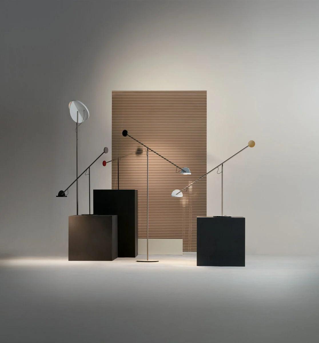 Lampa podłogowa COPERNICA grafitowy z czerwonym wykończeniem Marset    Eye on Design