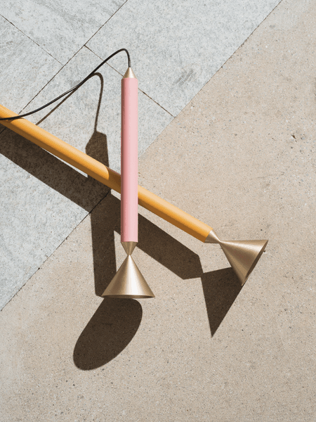 Lampa wisząca APOLLO różowy z mosiężnym wykończeniem Pholc    Eye on Design