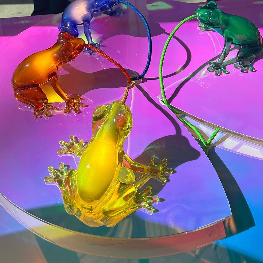 Lampa wisząca HUNGRY FROG niebieski Qeeboo    Eye on Design