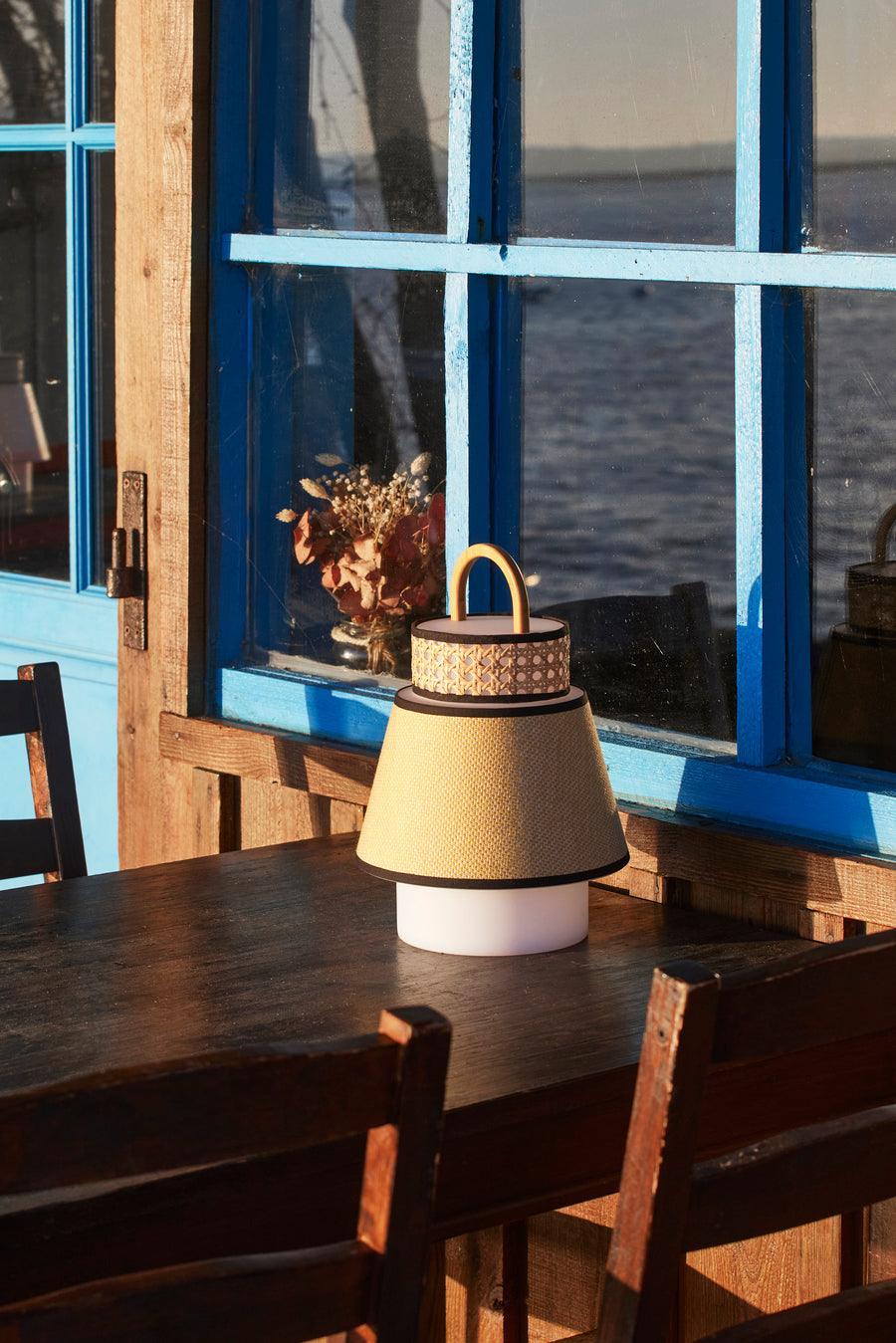 Lampa zewnętrzna SINGAPOUR miodowy Market Set    Eye on Design