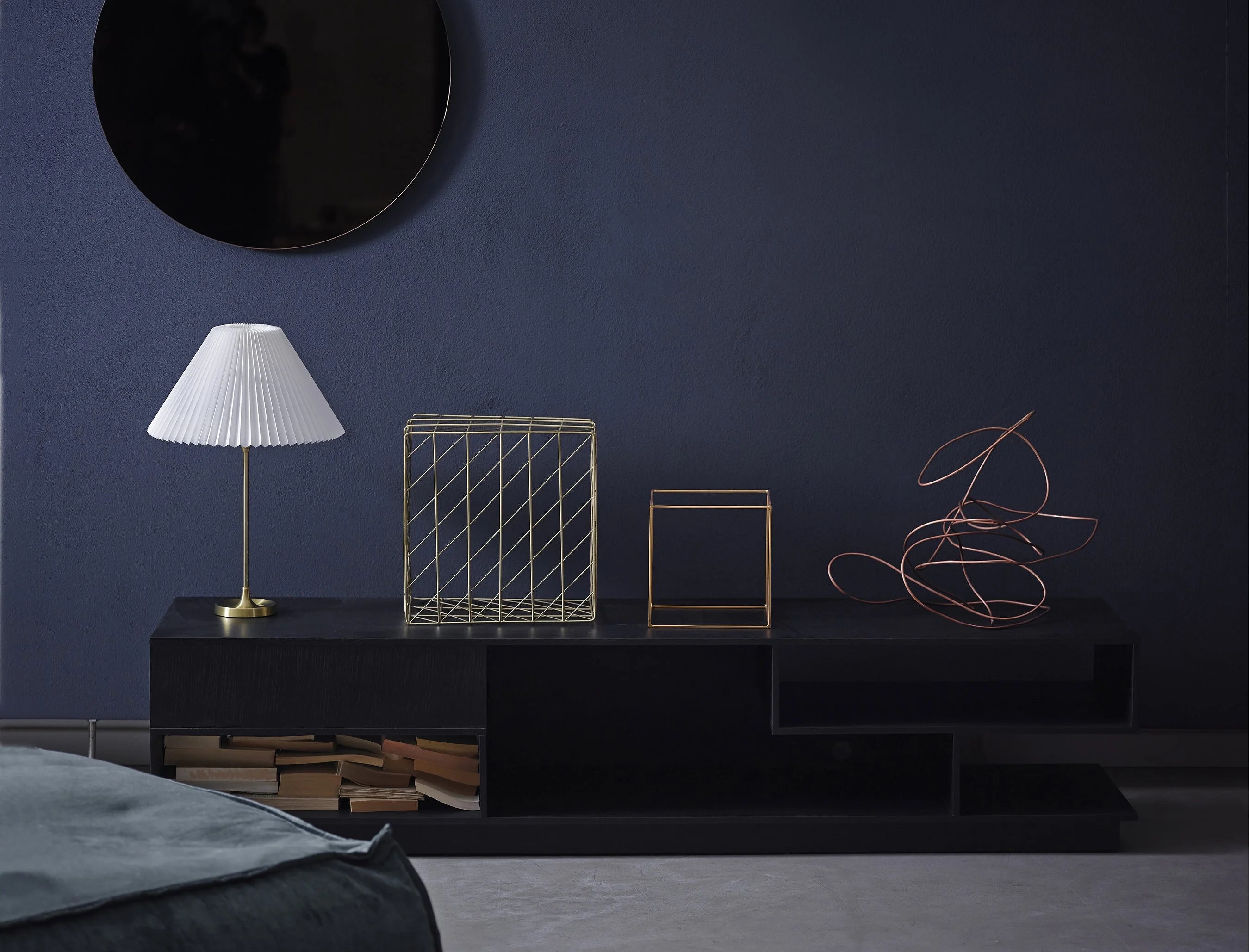 Stolní lampa MODEL 307 bílá s mosazným podstavcem