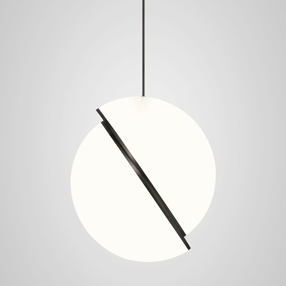 Lampa visící CRESCENT s opálovým stínidlem a černěným mosazným detailem.