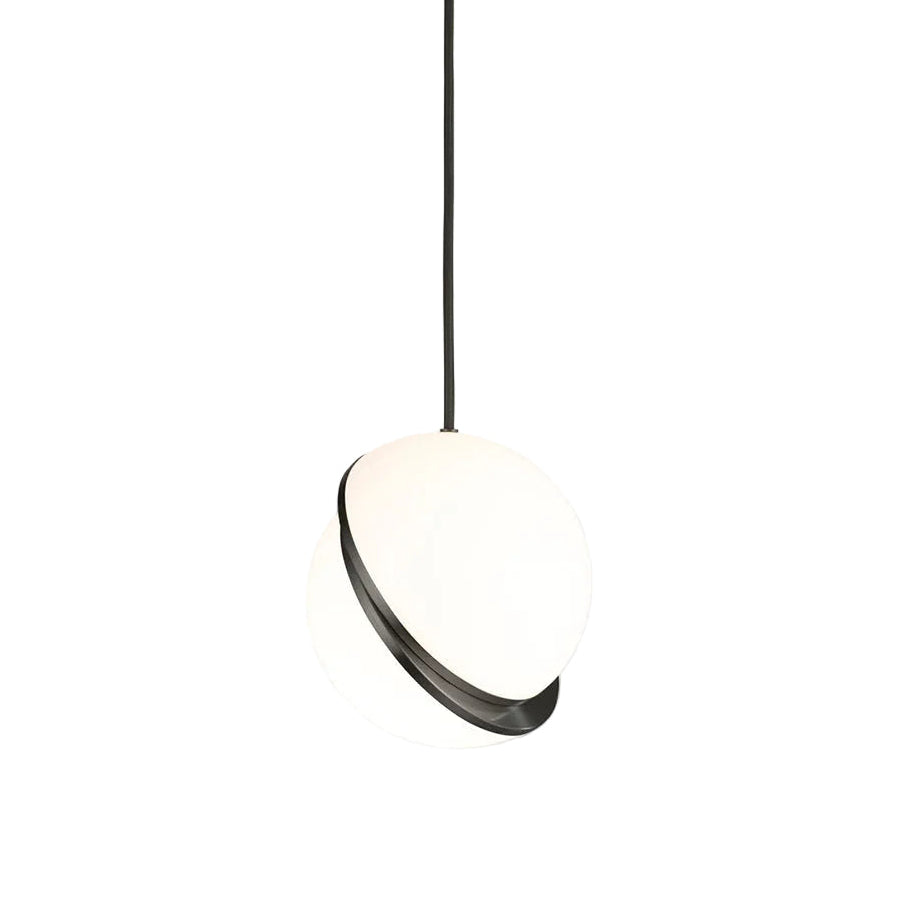 Lampa visící CRESCENT s opálovým stínidlem a černěným mosazným detailem.