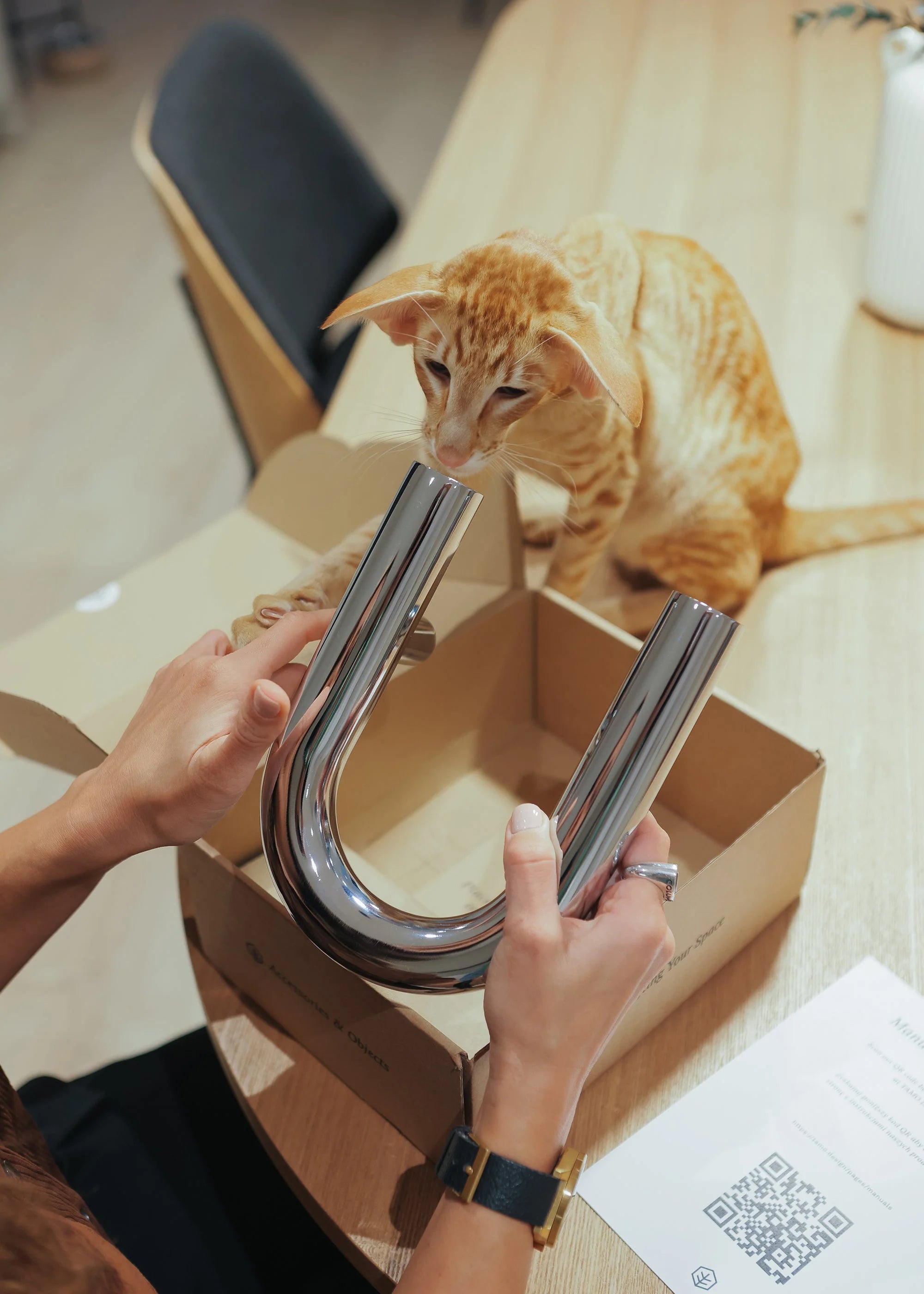 UNE burgundy wall hanger