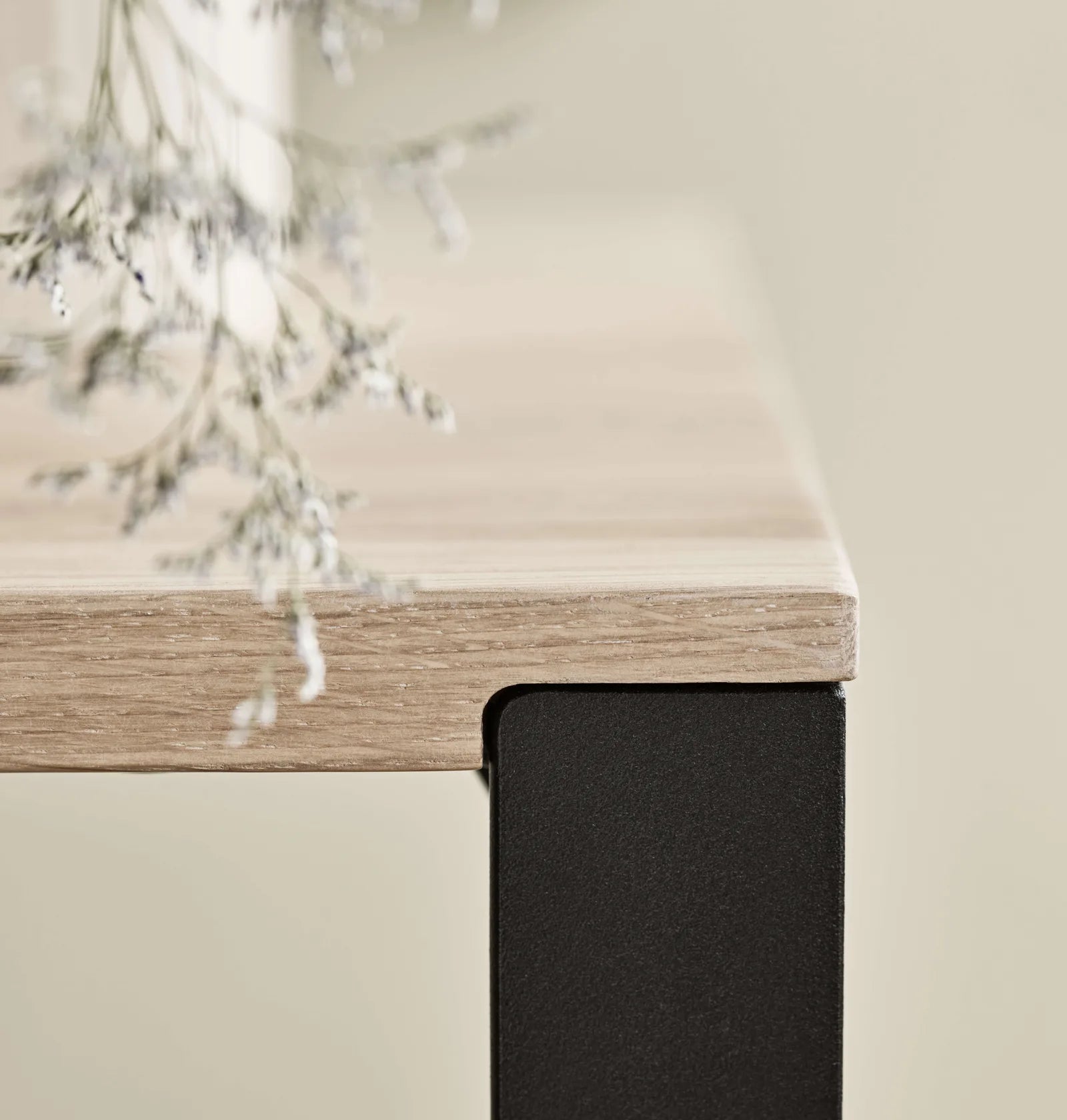 Stůl LINK bělené dubové dřevo se šedou základnou