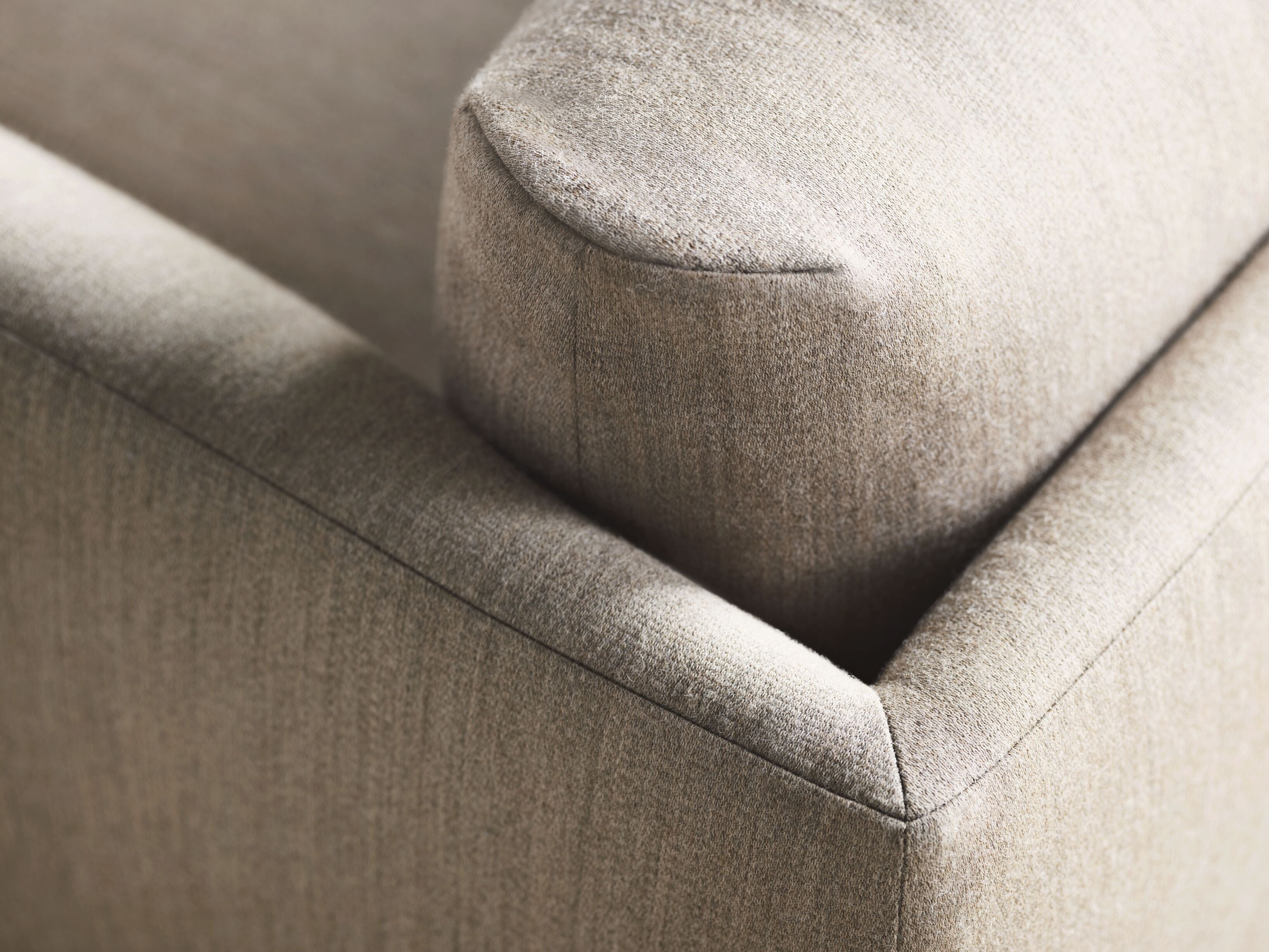 Pravostranný rohový gauč LOMI s kovovým podstavcem