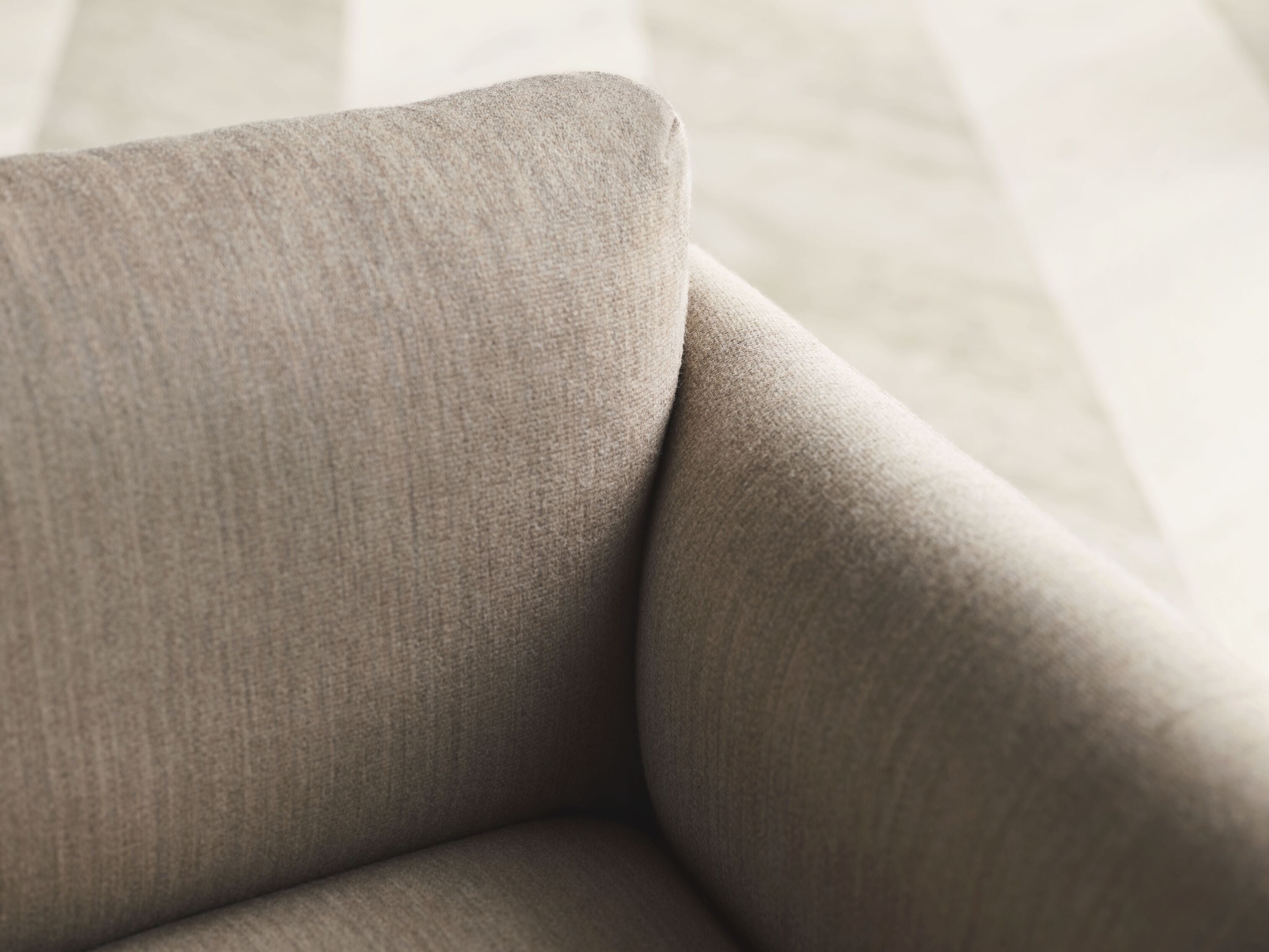 Pravostranný rohový gauč LOMI s kovovým podstavcem