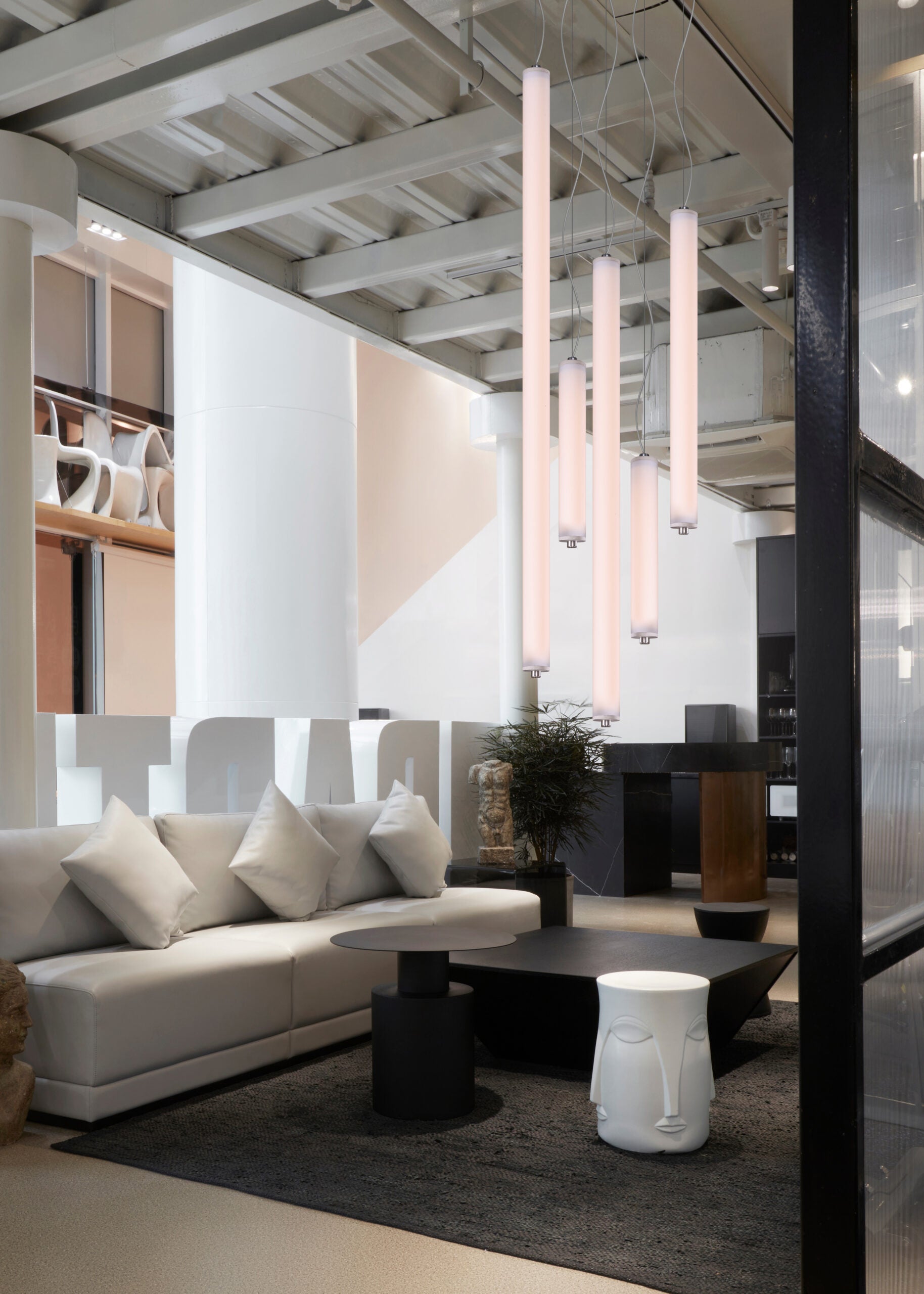 Lampa wisząca pionowa LONGA mleczny klosz z betonowym detalem