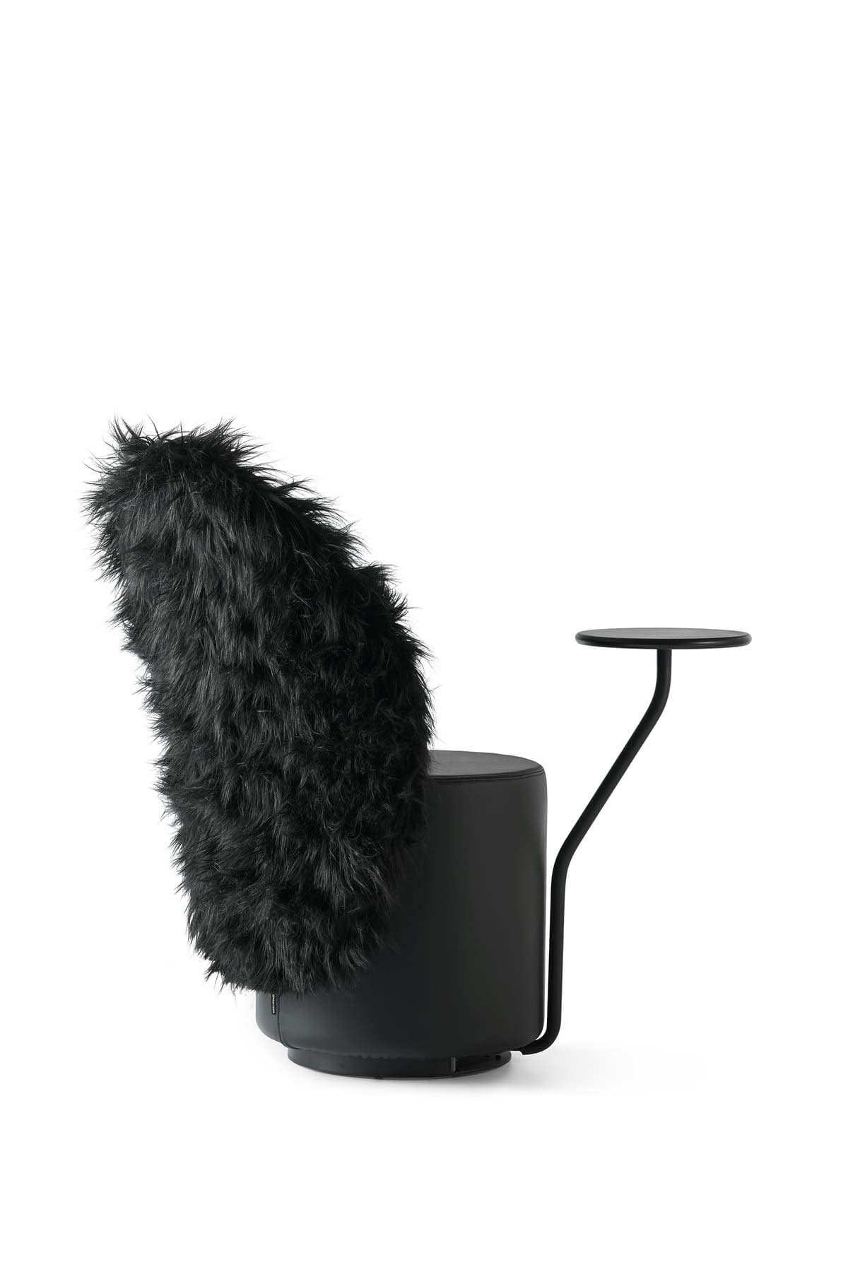 Křeslo se stolkem LOOMI čalouněné