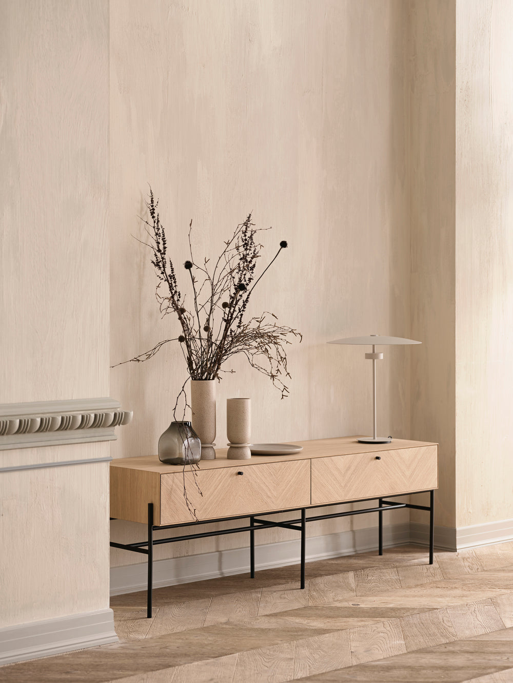 RTV skříň LUXE černé dubové dřevo s černým podstavcem