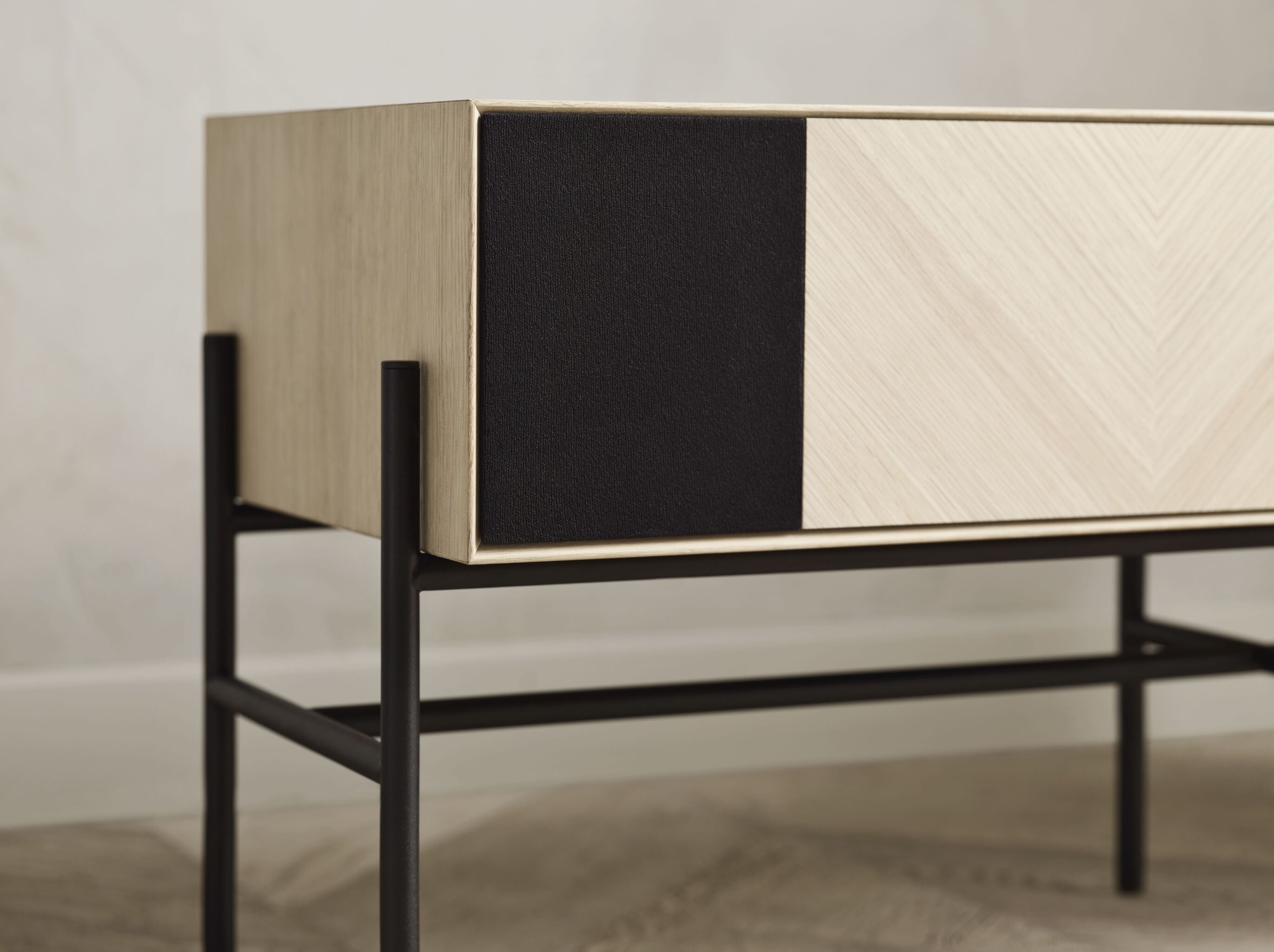 Skříňka s ozvučením LUXE bělené dubové dřevo s černým podstavcem