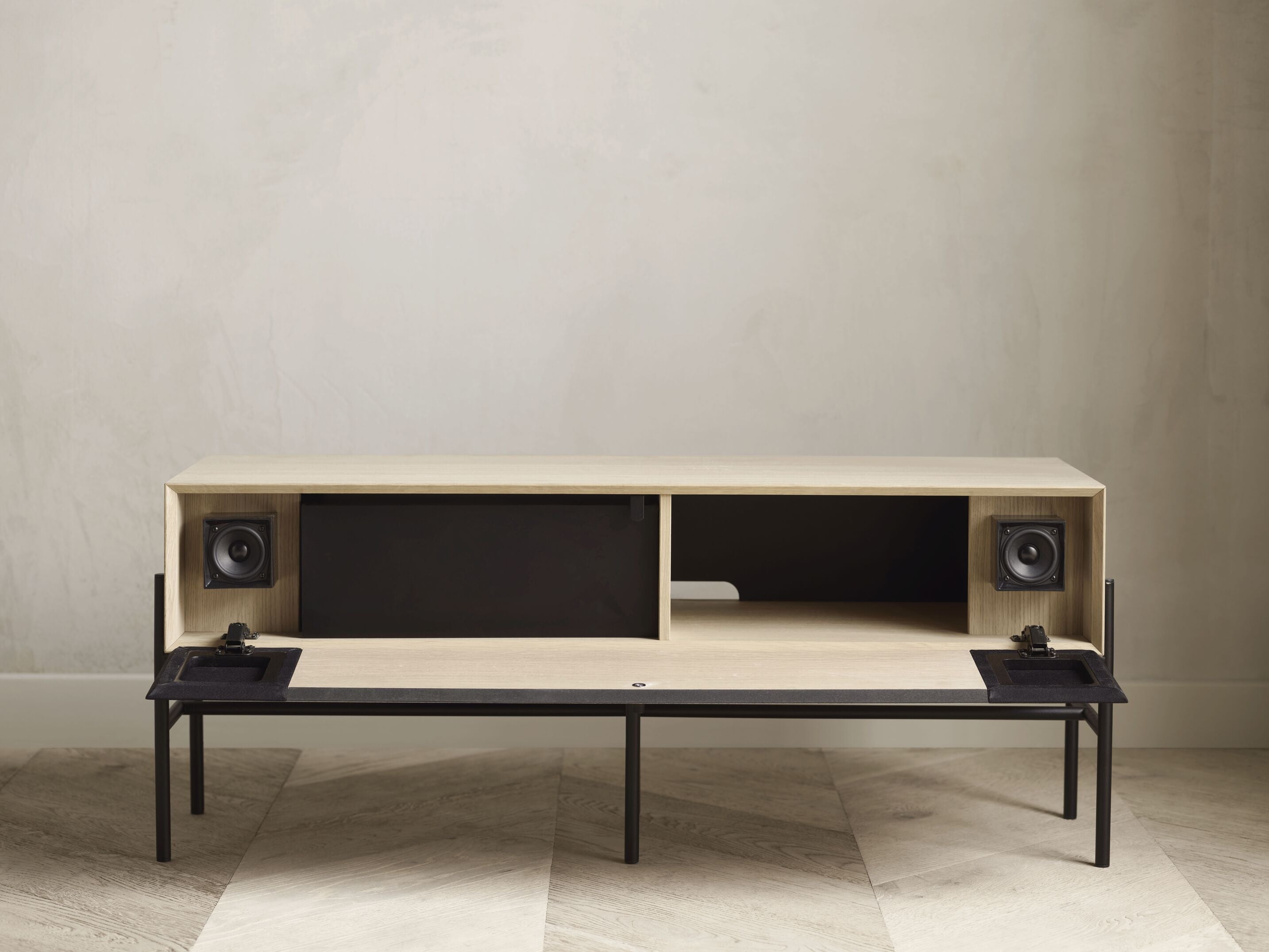 Skříňka s ozvučením LUXE bělené dubové dřevo s černým podstavcem