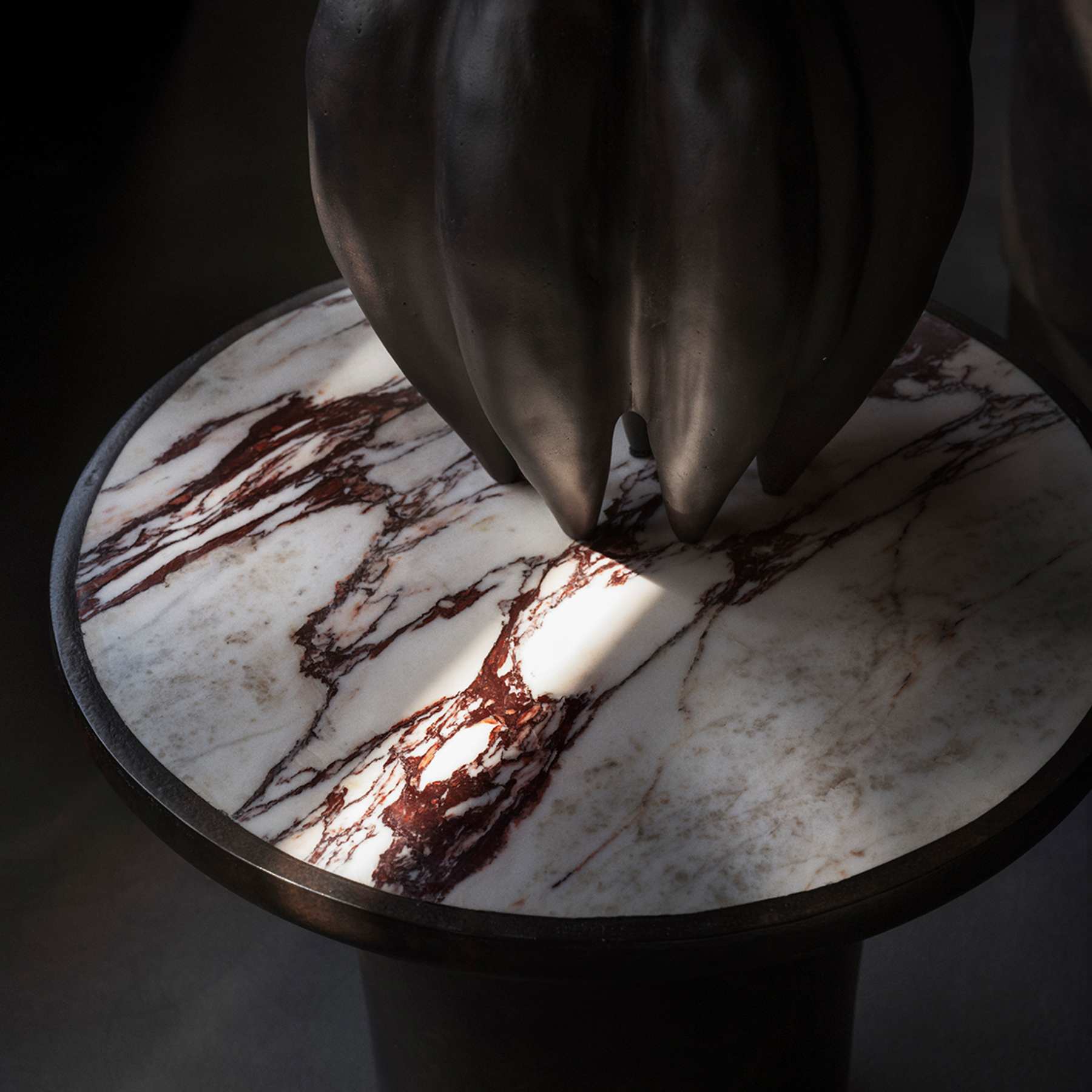 TRUMPET side table in concrete with marble