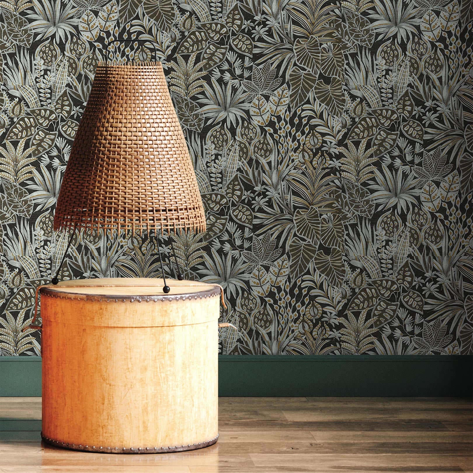 Tapeta se strukturovaným rostlinným motivem listů MADHUCA - NOIR černá se zlatou