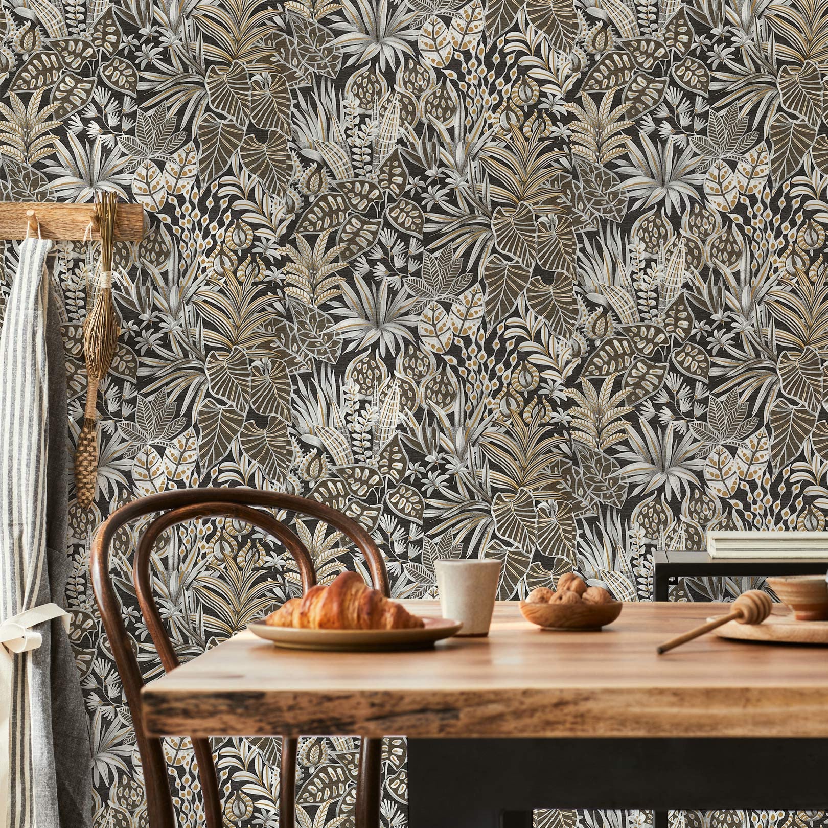 Tapeta se strukturovaným rostlinným motivem listů MADHUCA - NOIR černá se zlatou