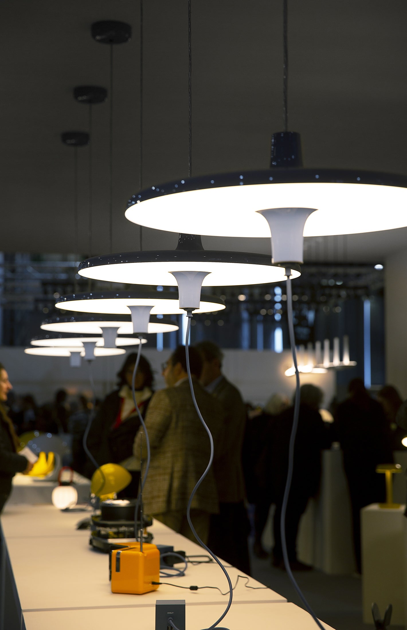 Lampa visící AVRO lesklá modrá