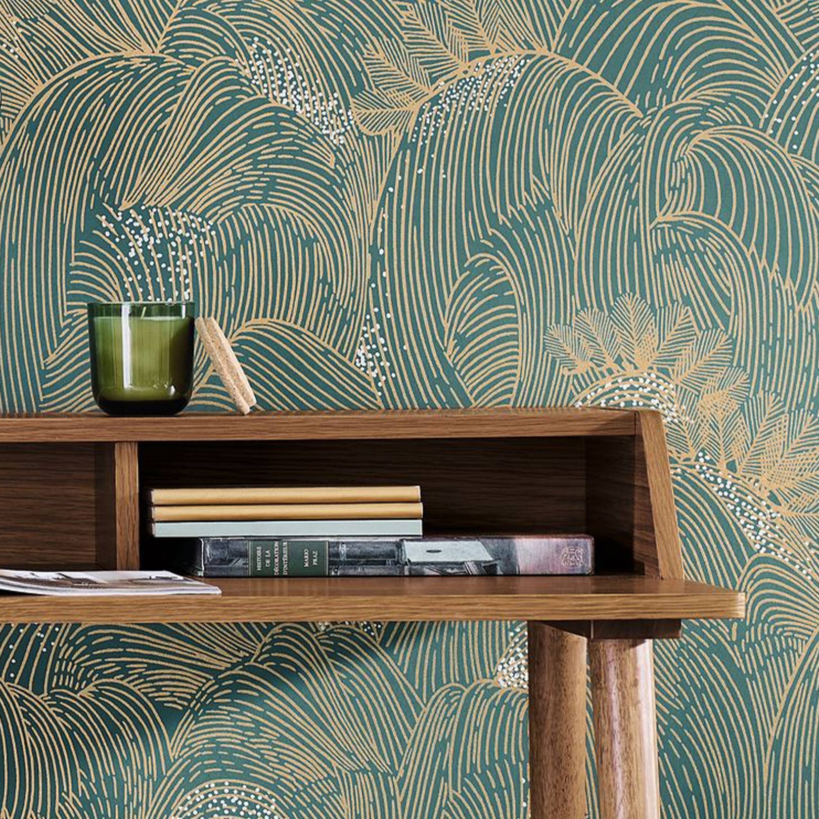 Structural wallpaper with an abstract wave pattern MARÉE HAUTE - VERT ANGALIS/DORE green with gold