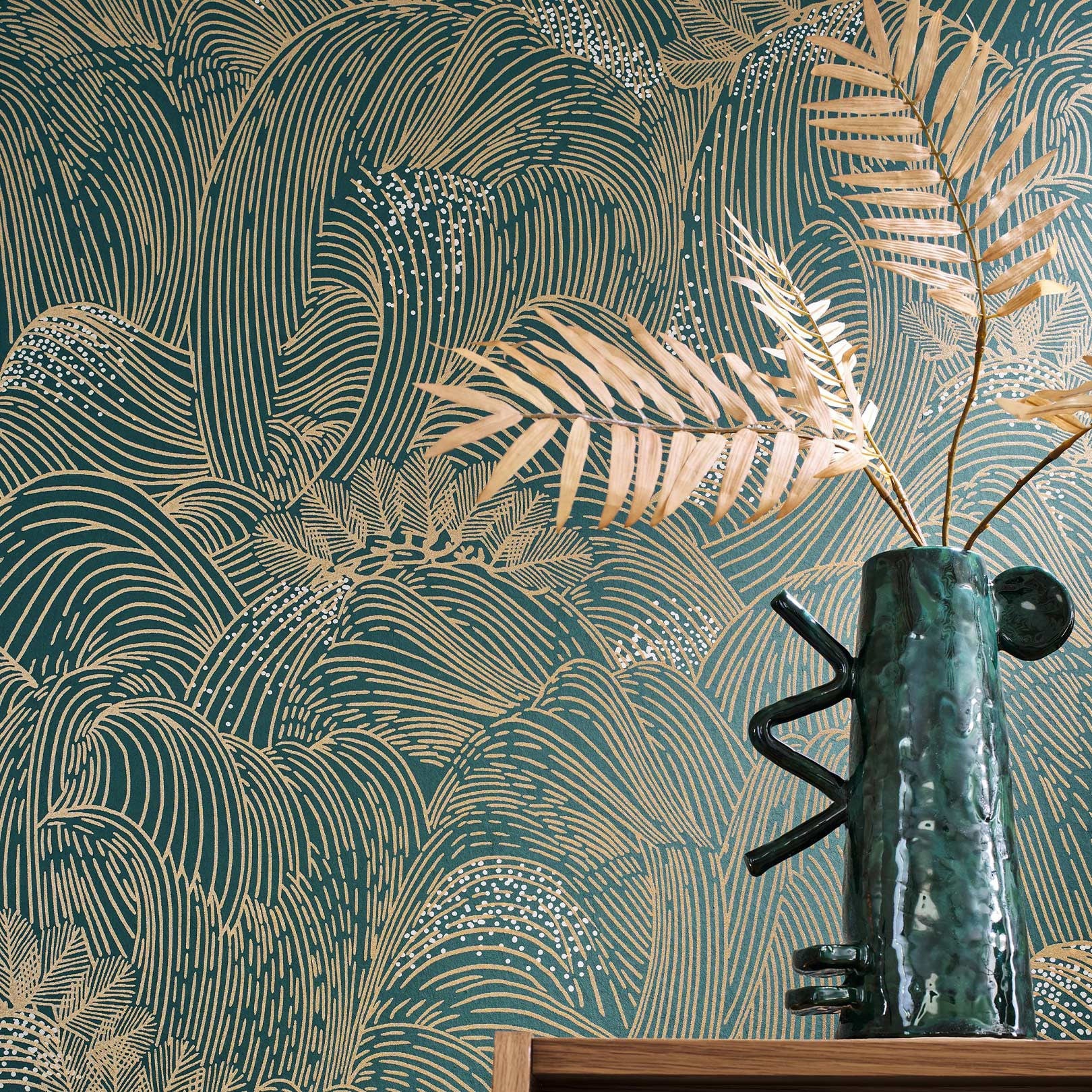 Structural wallpaper with an abstract wave pattern MARÉE HAUTE - VERT ANGALIS/DORE green with gold