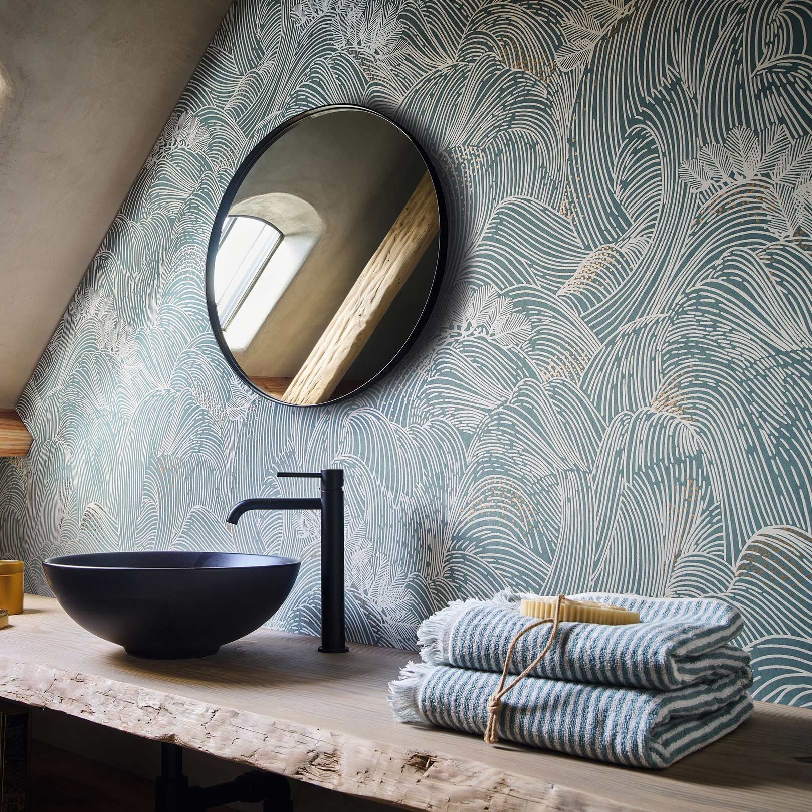 Tapeta se strukturovaným abstraktním vzorem vln MARÉE HAUTE - BLEU PERSAN modrá s bílou