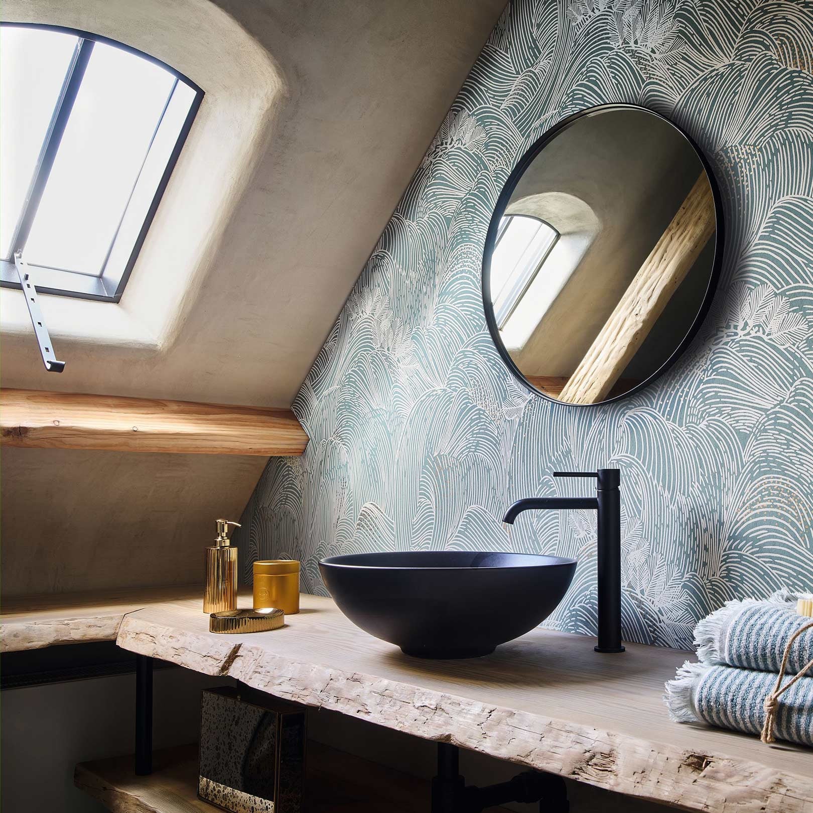 Tapeta se strukturovaným abstraktním vzorem vln MARÉE HAUTE - BLEU PERSAN modrá s bílou