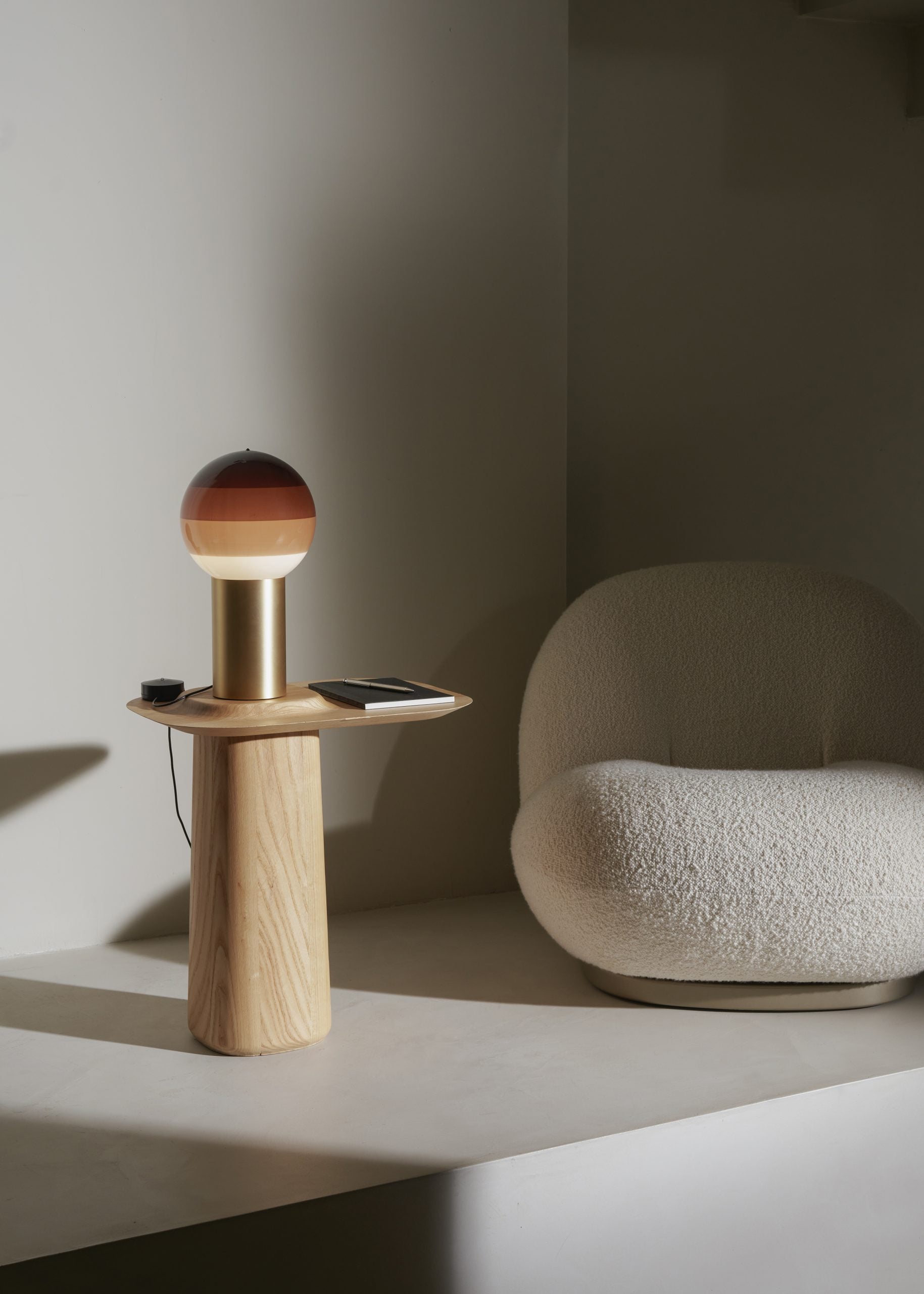 Stolní lampa DIPPING čokoládová se zlatým podstavcem