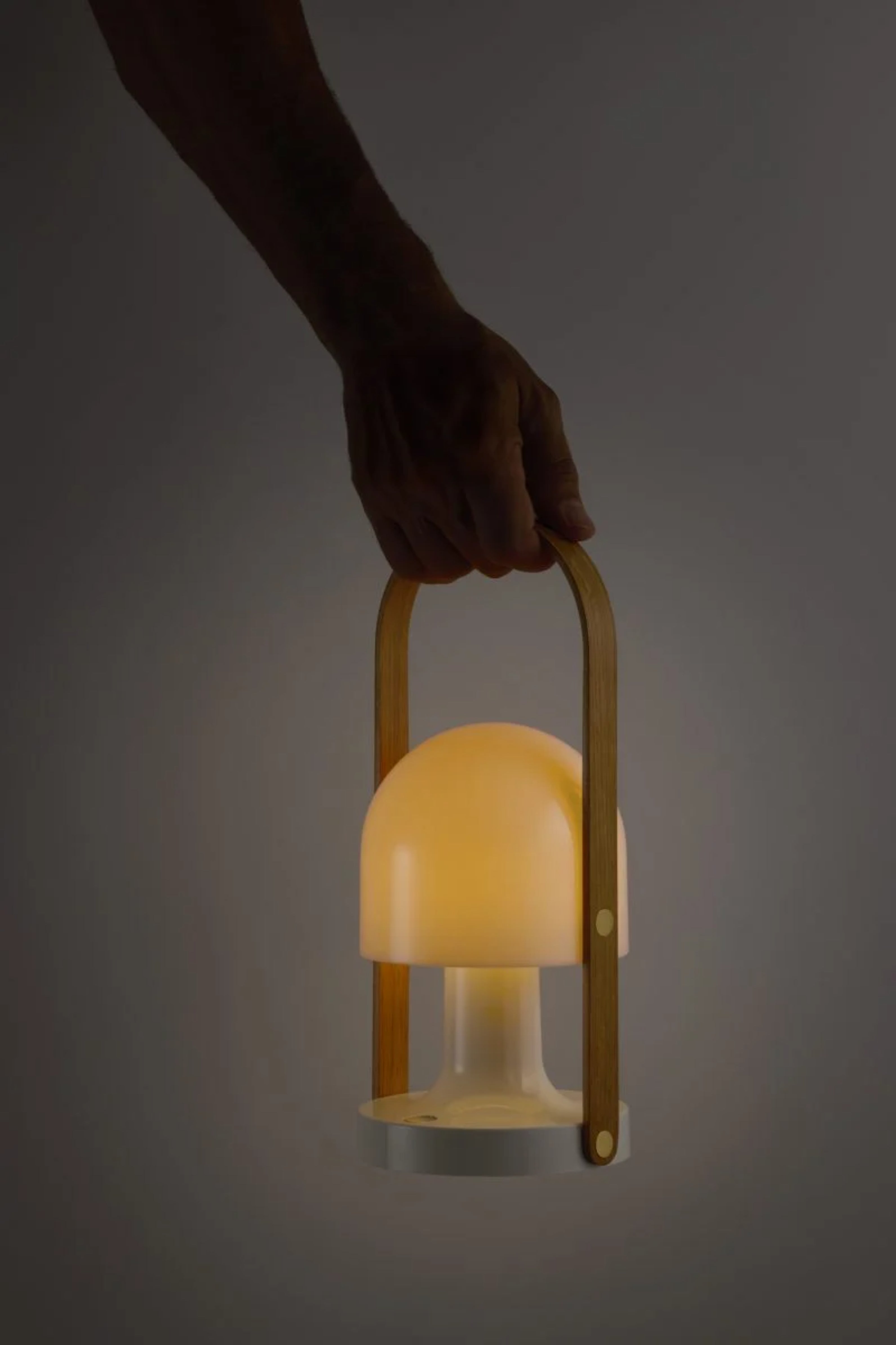 Přenosná lampa FOLLOWME bílá s hnědým detailem