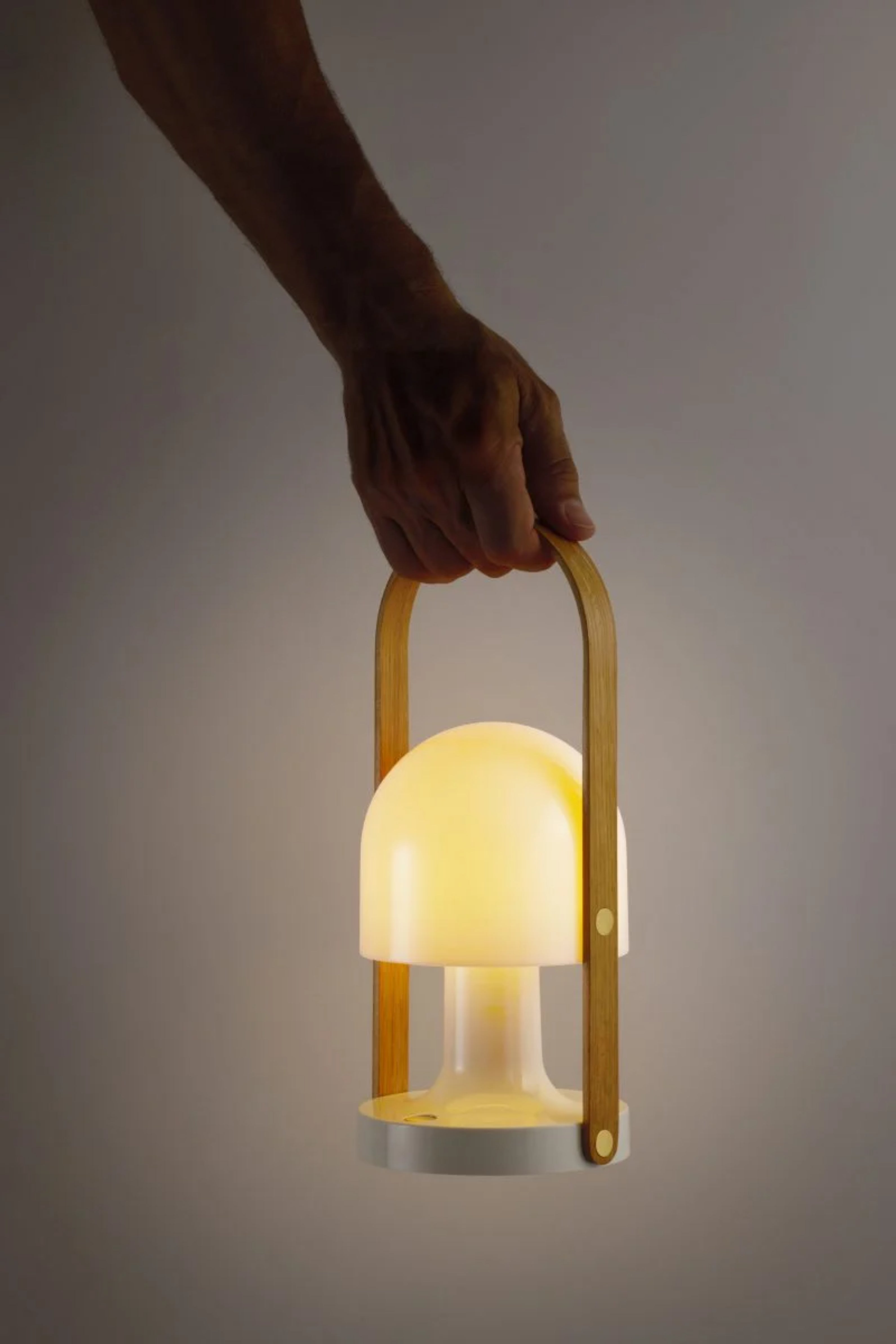 Přenosná lampa FOLLOWME bílá s hnědým detailem
