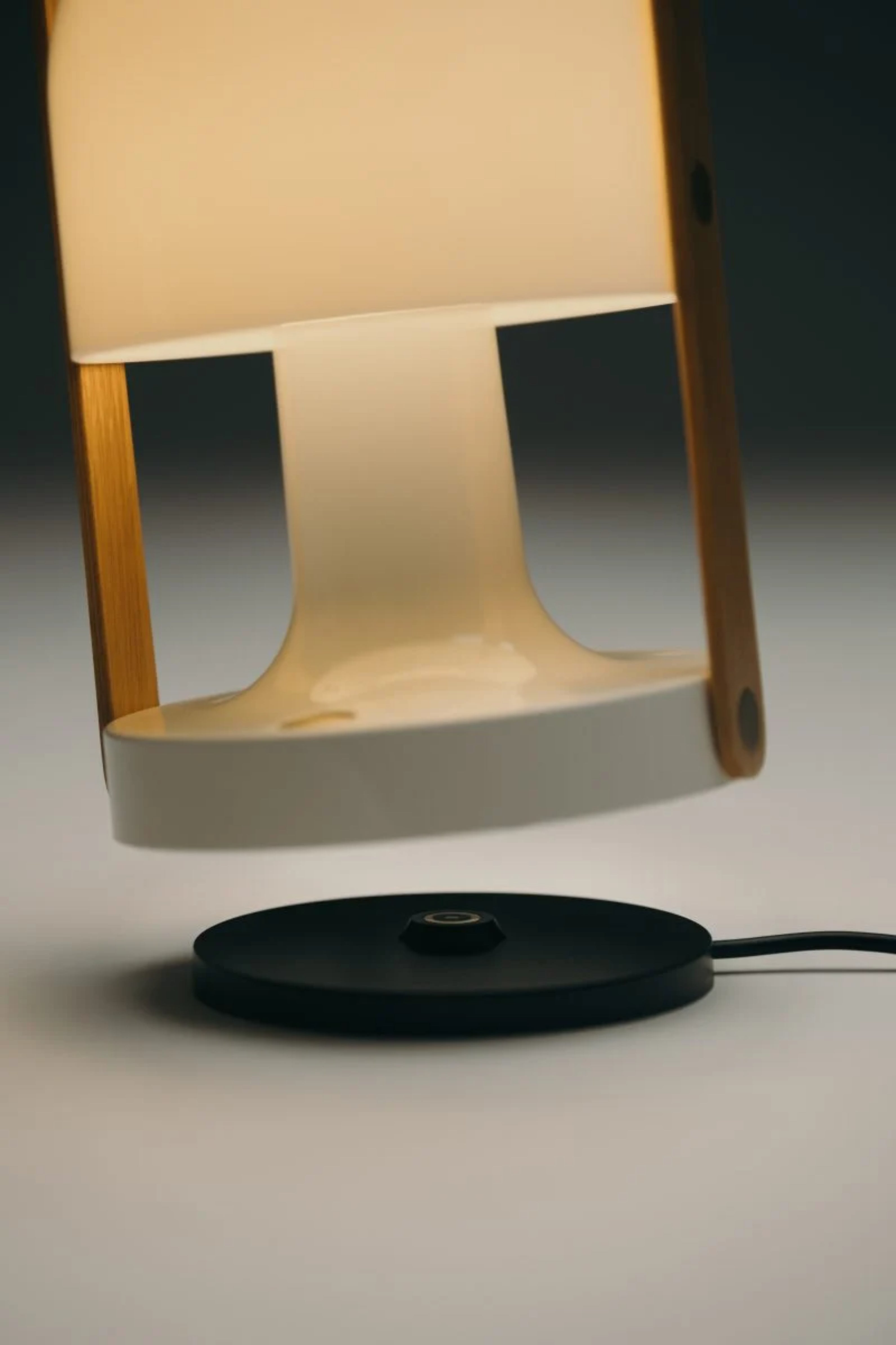 Přenosná lampa FOLLOWME bílá s hnědým detailem