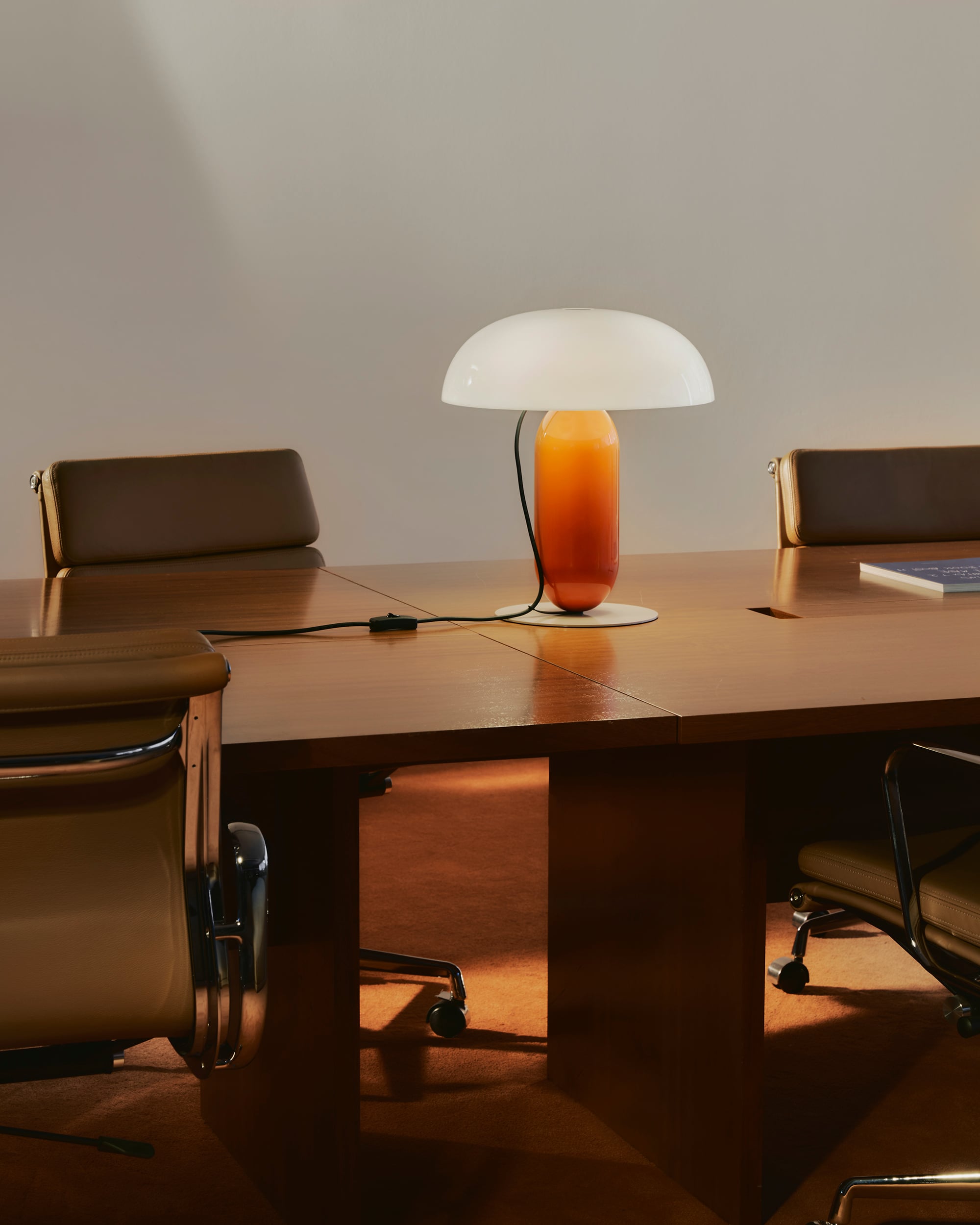 Lampa stołowa GAMBOSA biały z pomarańczową podstawą