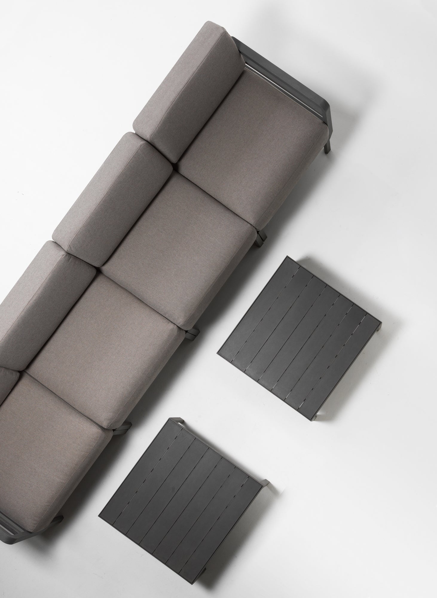 Čtvercový venkovní boční stolek MAXIMO grafitový