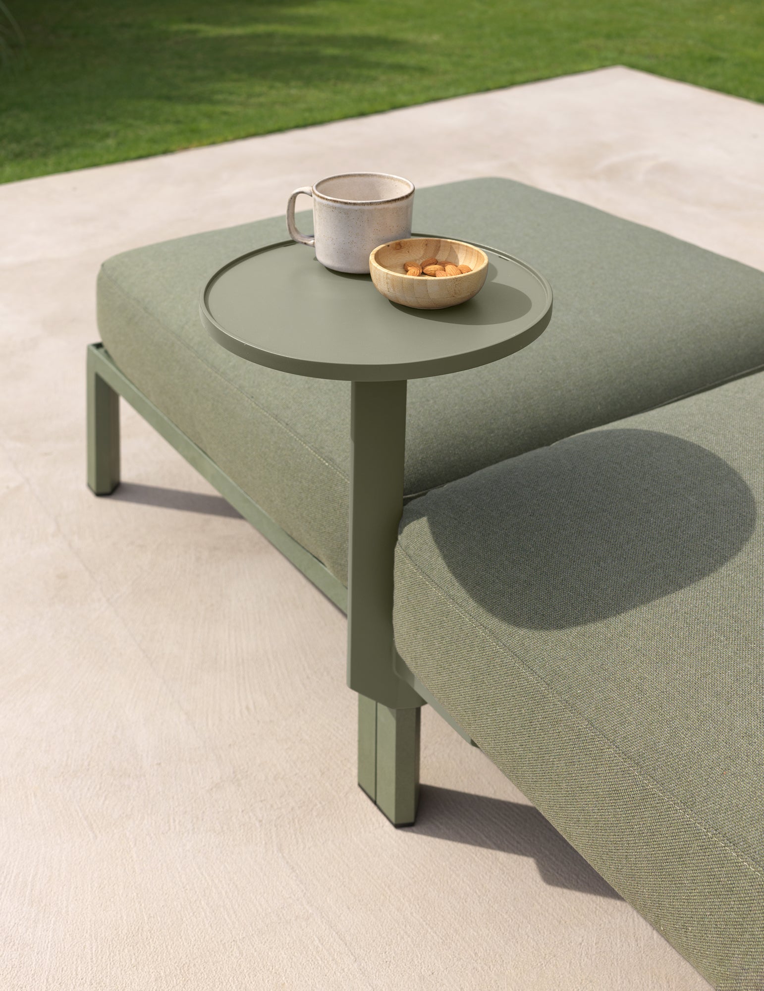 MAXIMO Outdoor Pearl Pouf with Green Base