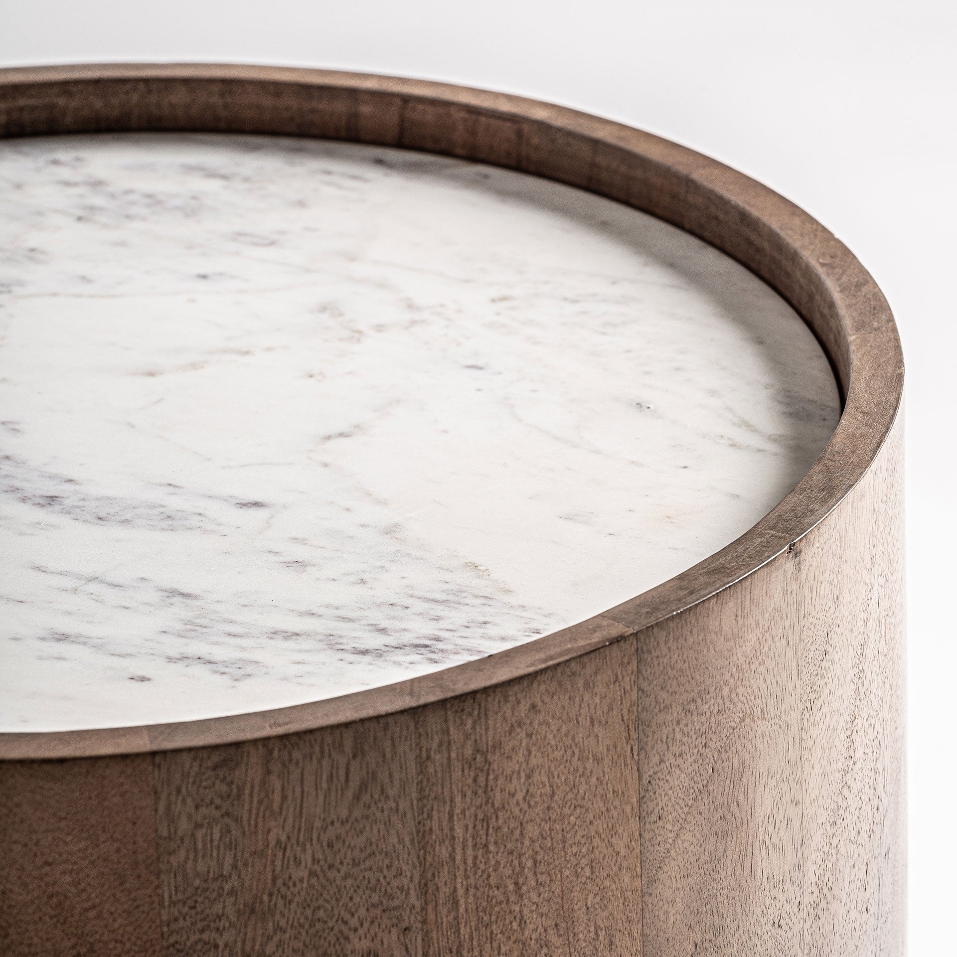 Boční stolek ARNEKE z mangového dřeva s mramorovou deskou