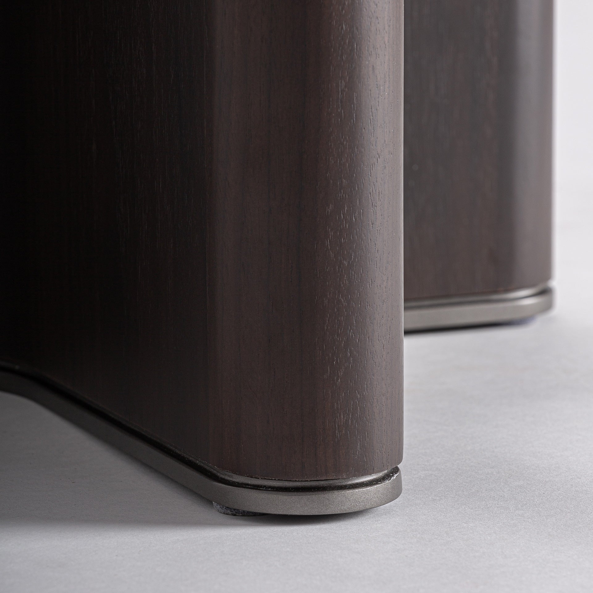 Boční stolek BRANSBY tmavé jasanové dřevo se skleněnou deskou