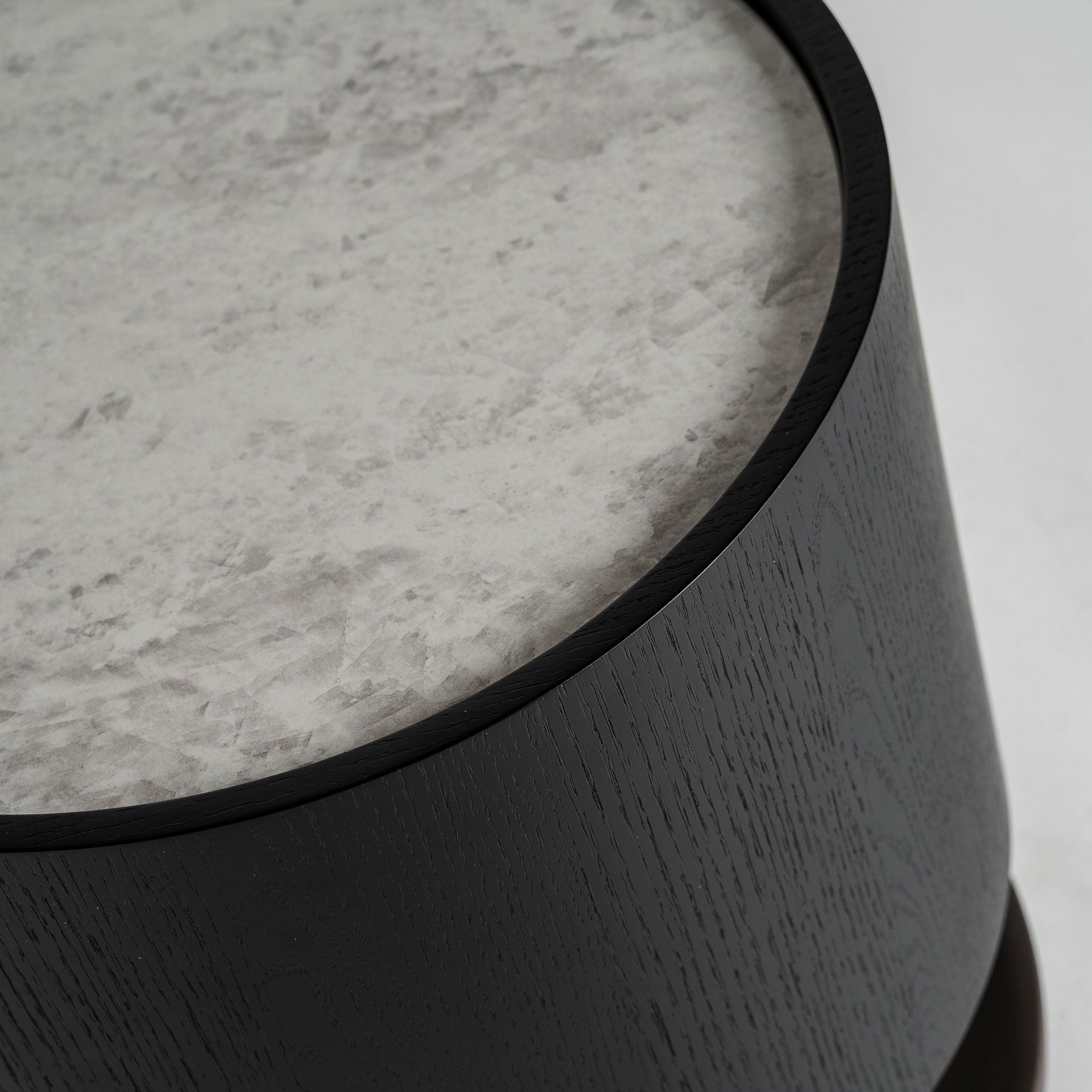 Stolik boczny BREIL czarny fornir dębowy z białym ceramicznym blatem