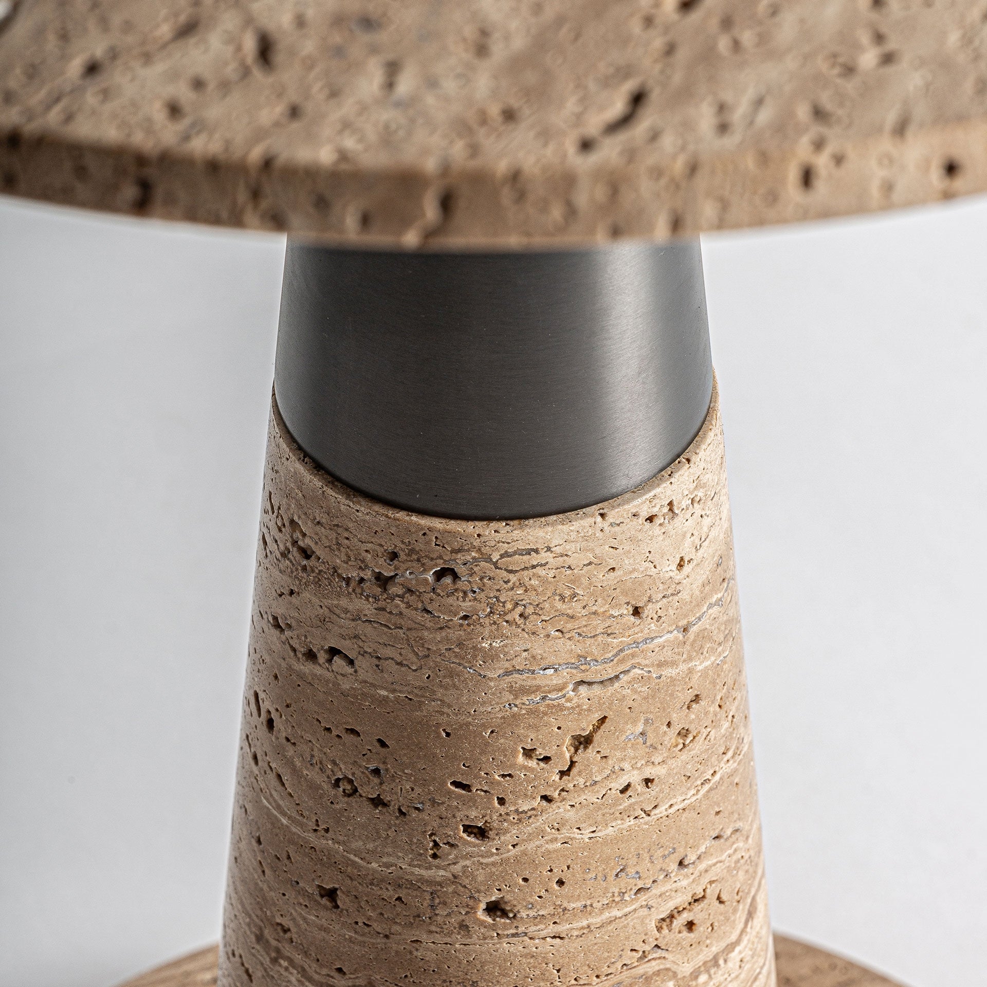 Boční stolek RUST béžový mramor s kovovým povrchem