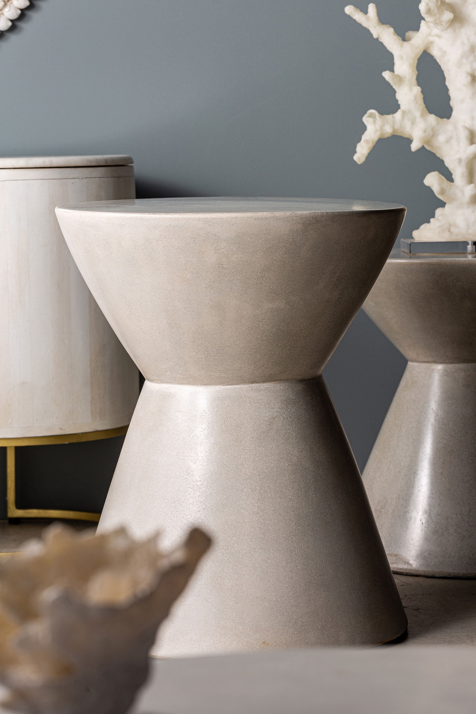 Boční stolek TELFS šedý