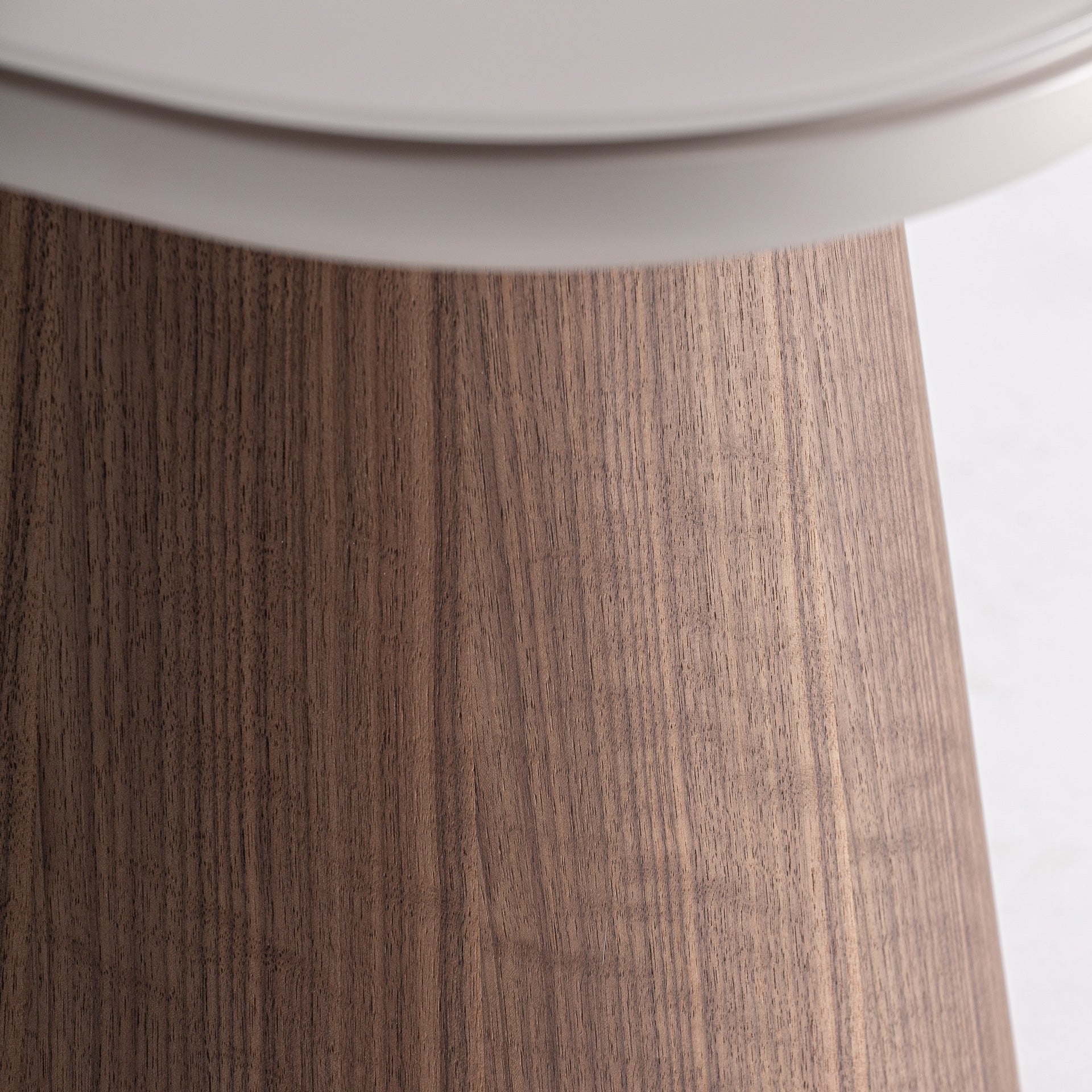 Boční stolek TORKSEY z jasanového dřeva se skleněnou deskou