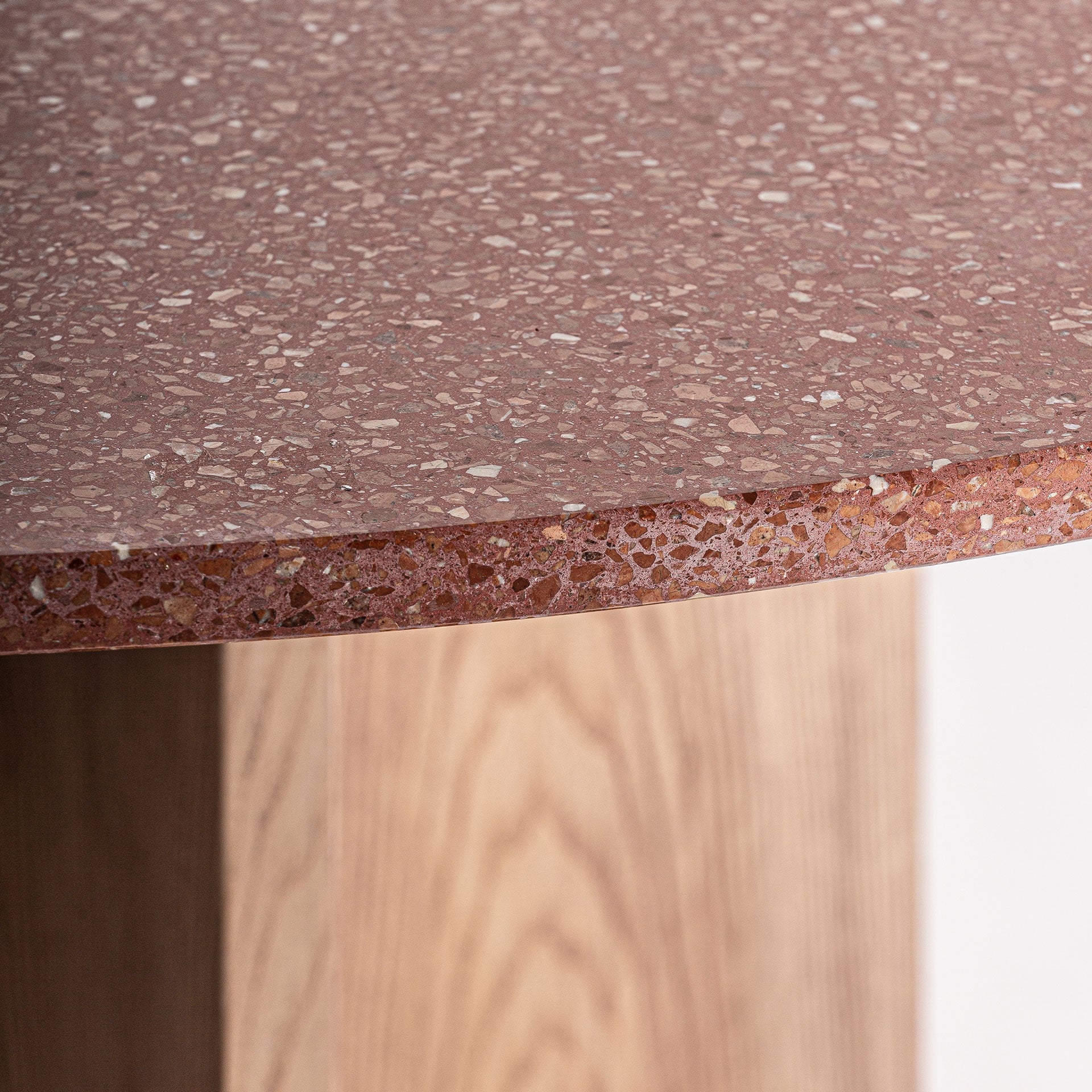 Kulatý stůl ALFERCE bordové lastryko s dřevěnou základnou a zlatým povrchem