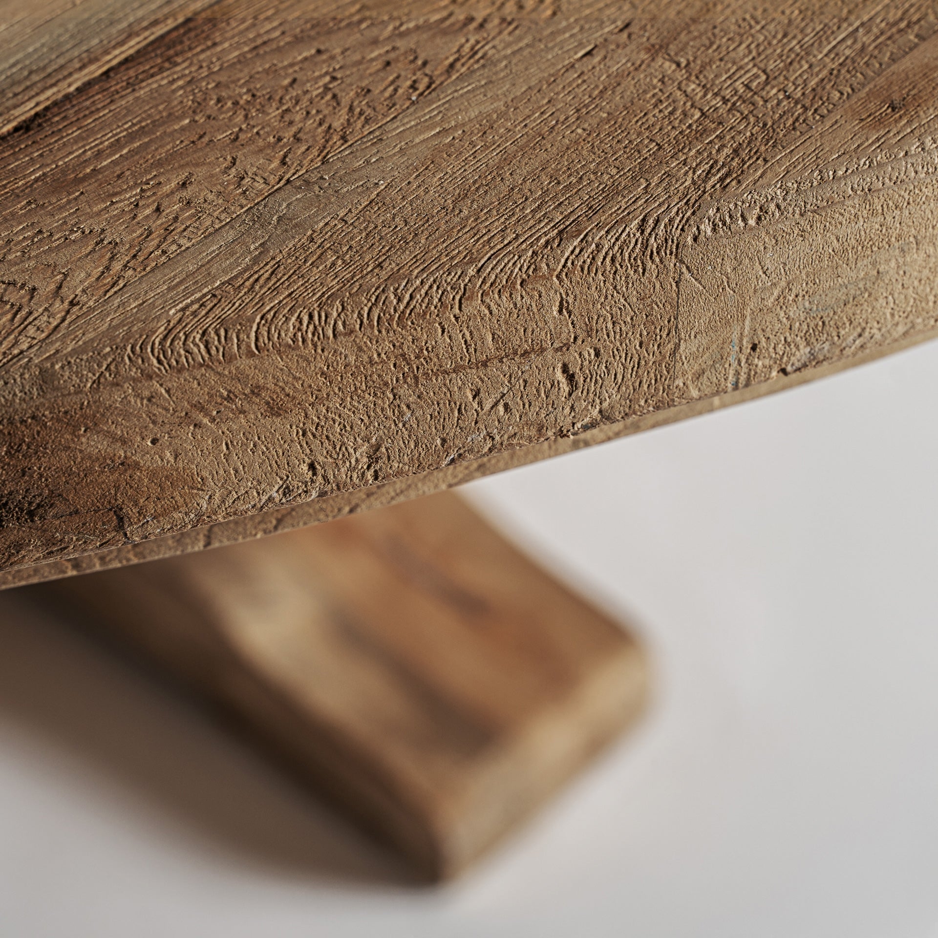 Kulatý stůl GYOR z recyklovaného teakového dřeva