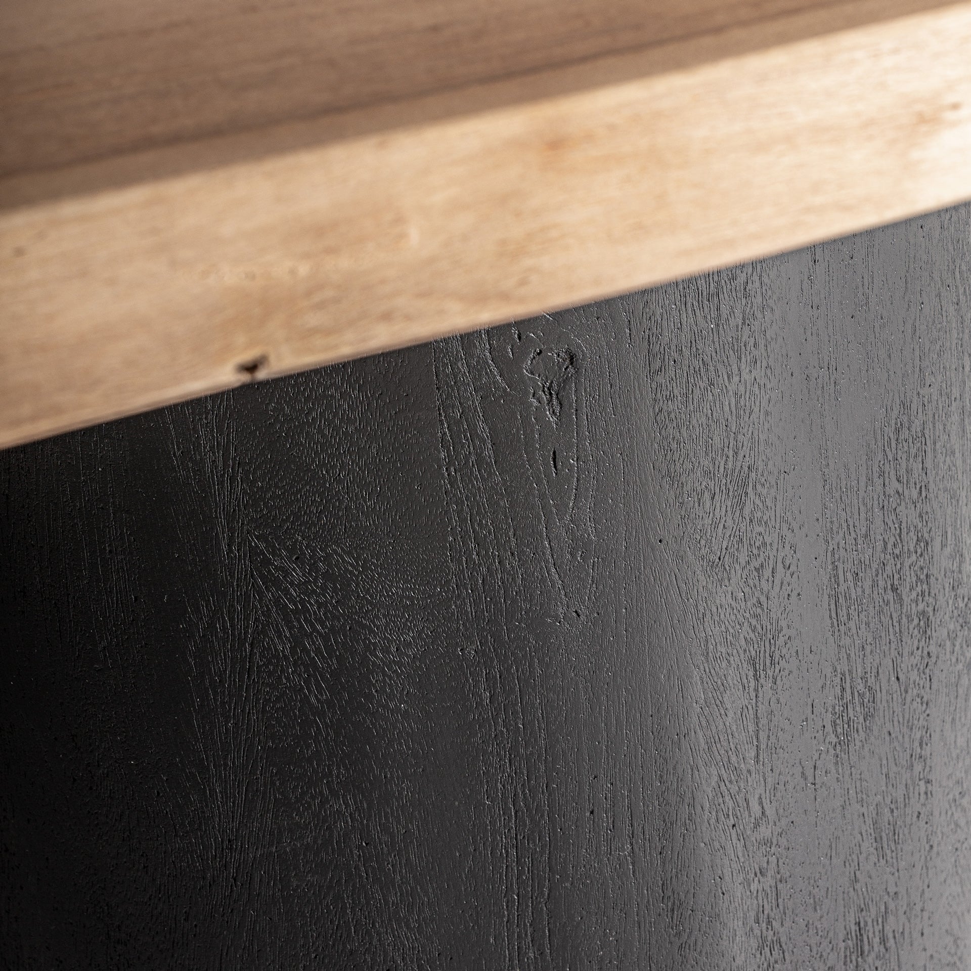 Stůl KNAITH z akáciového dřeva s černým podstavcem