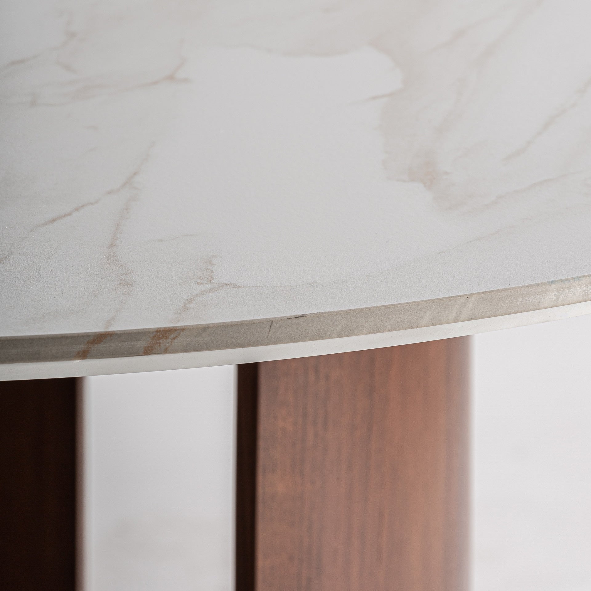 Kulatý stůl LHERM béžová deska s dřevěnou základnou