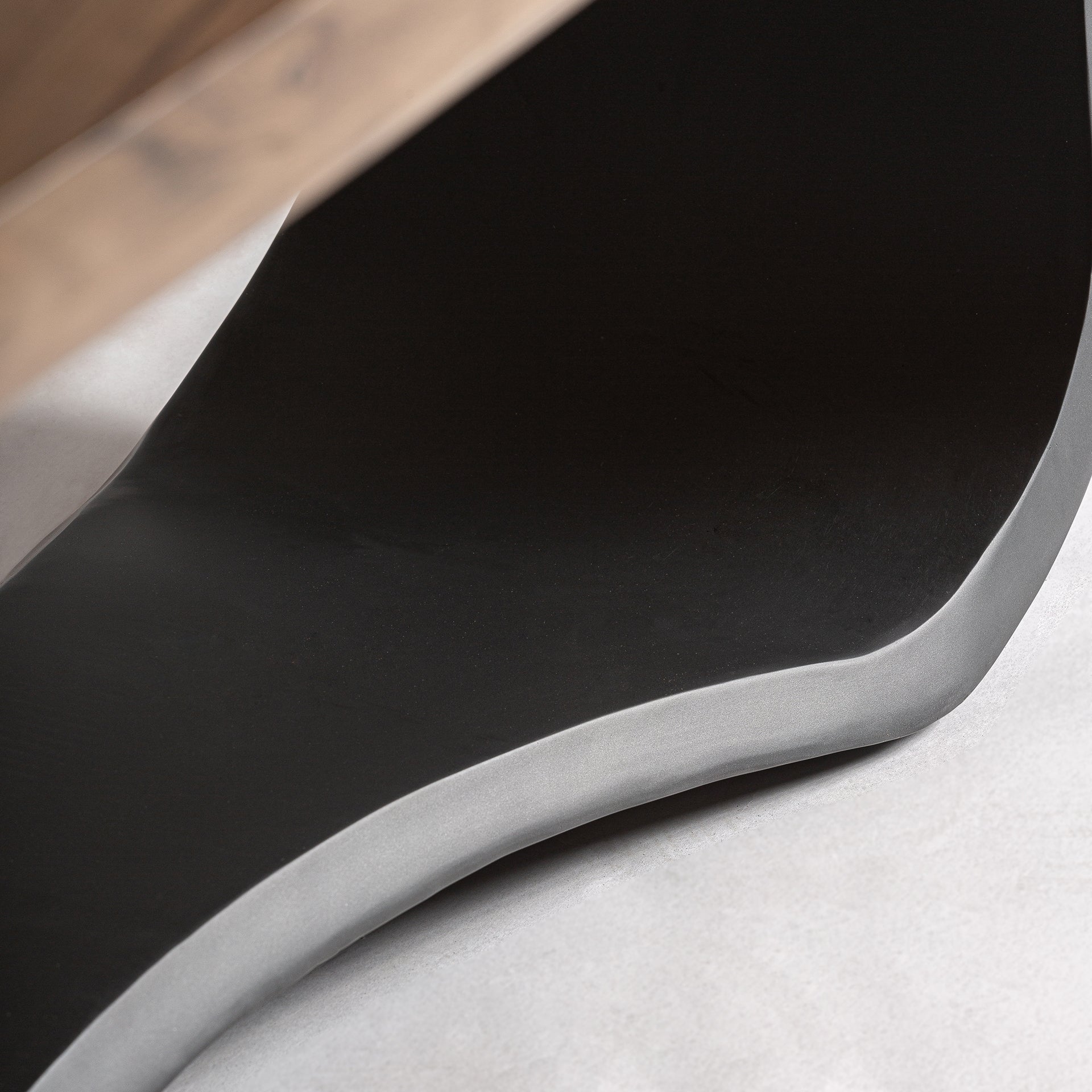 Stůl MULFINGEN akáciové dřevo s černým kovovým podstavcem