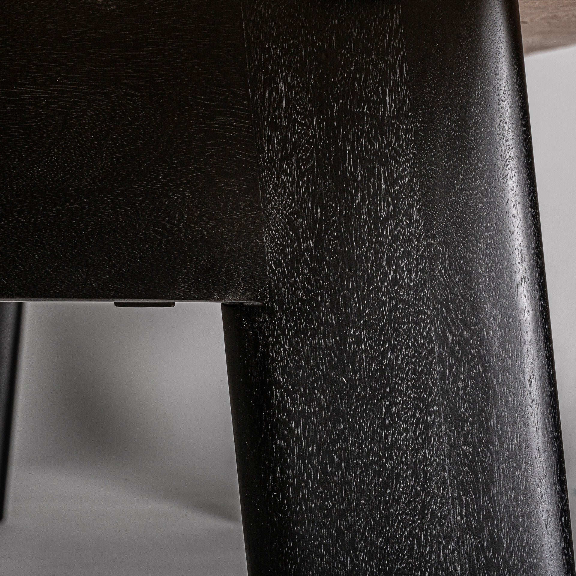 Stůl NARA z dubového dřeva s černým podstavcem