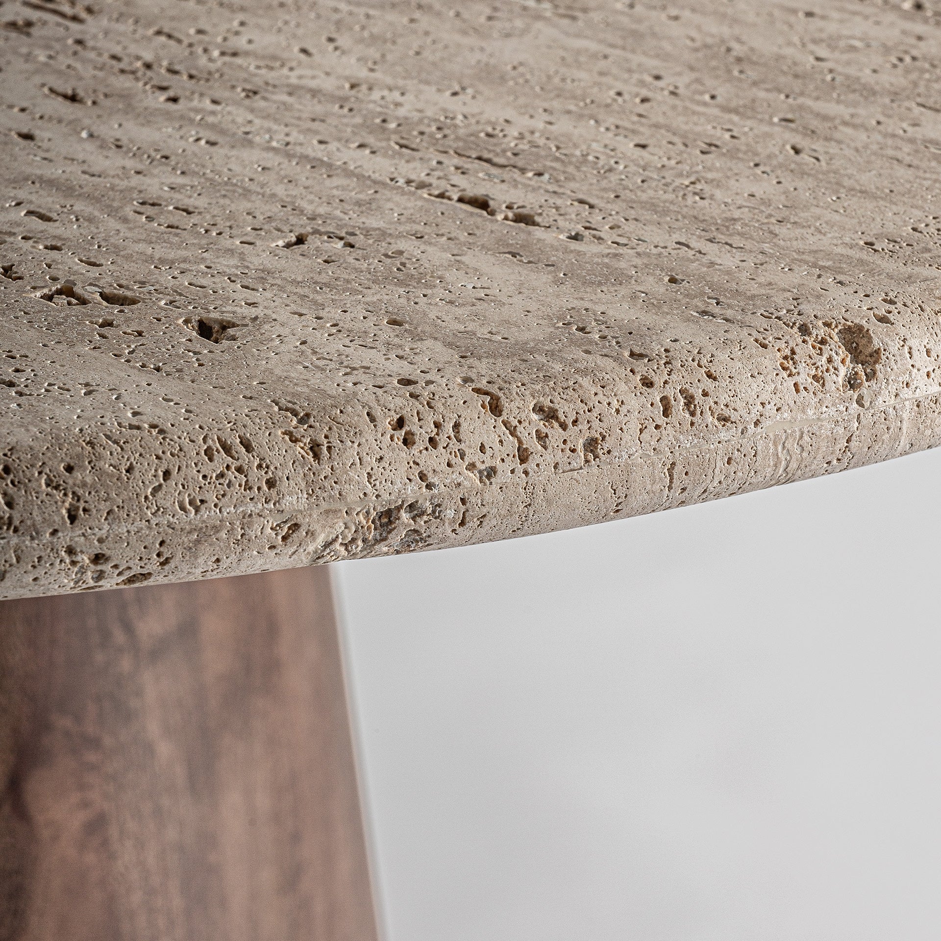 Kulatý stůl VARZI s travertinovou deskou a základnou z mangového dřeva