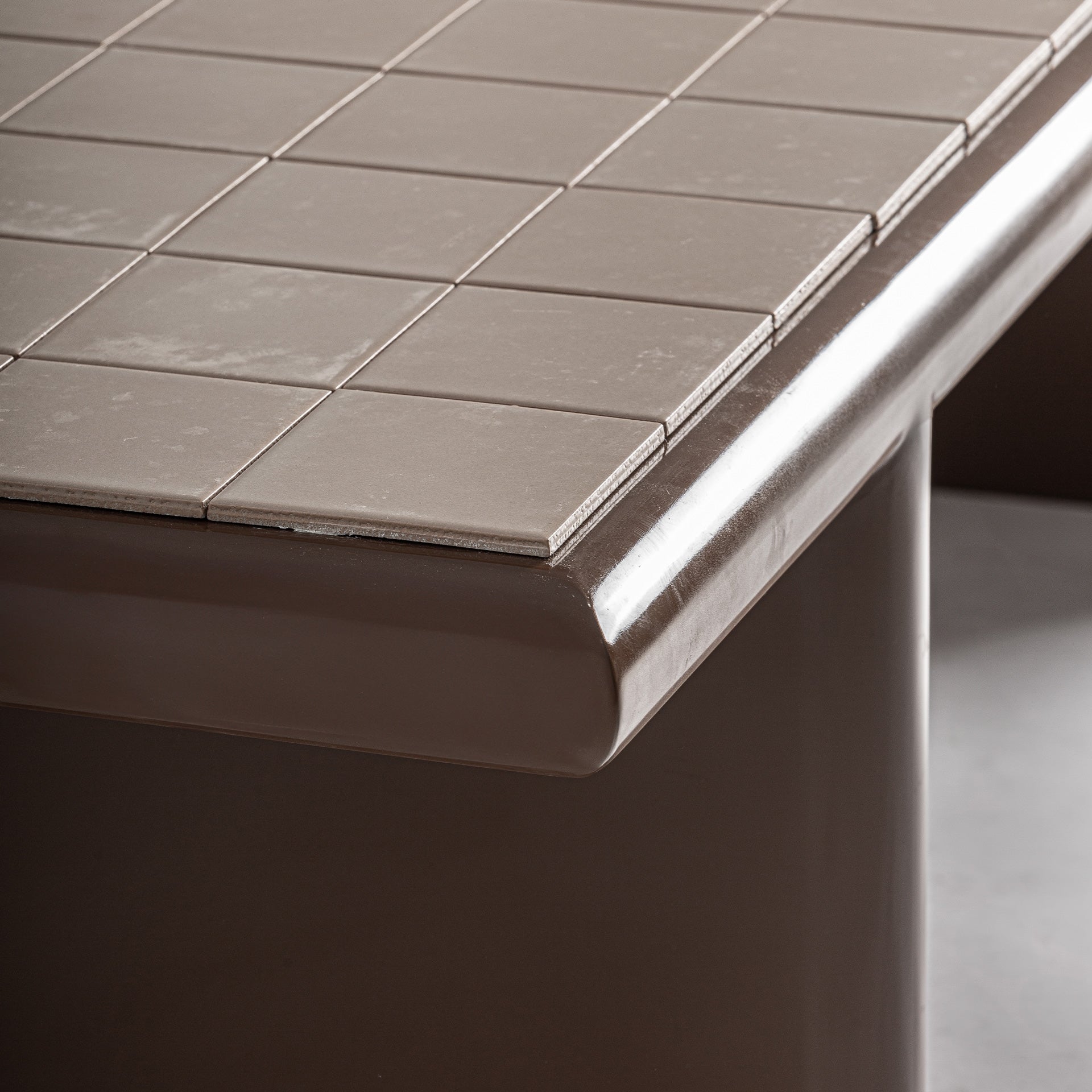 Hnědý konferenční stolek KURTEN s béžovou barvou