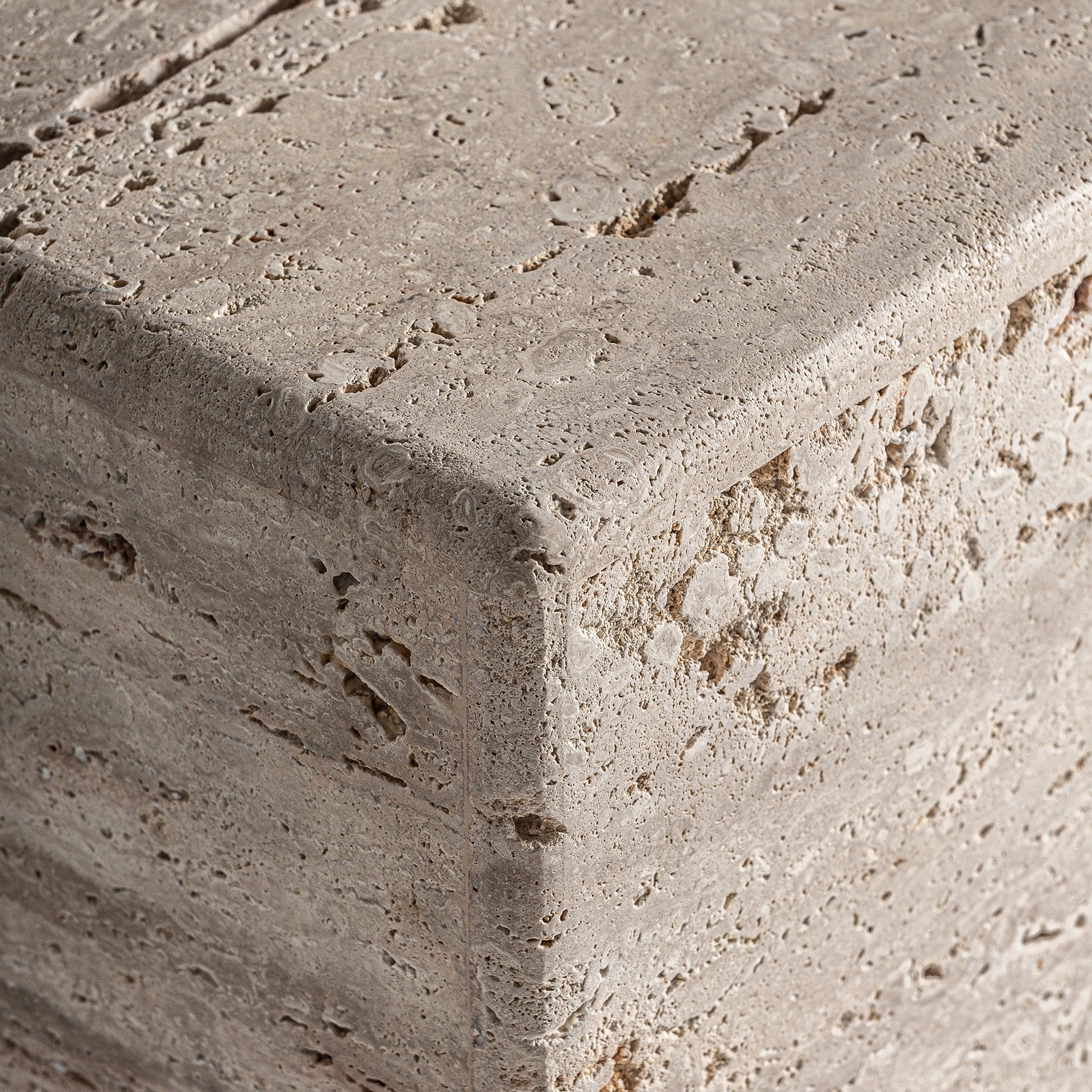 Boční stolek RAPOLANO travertin