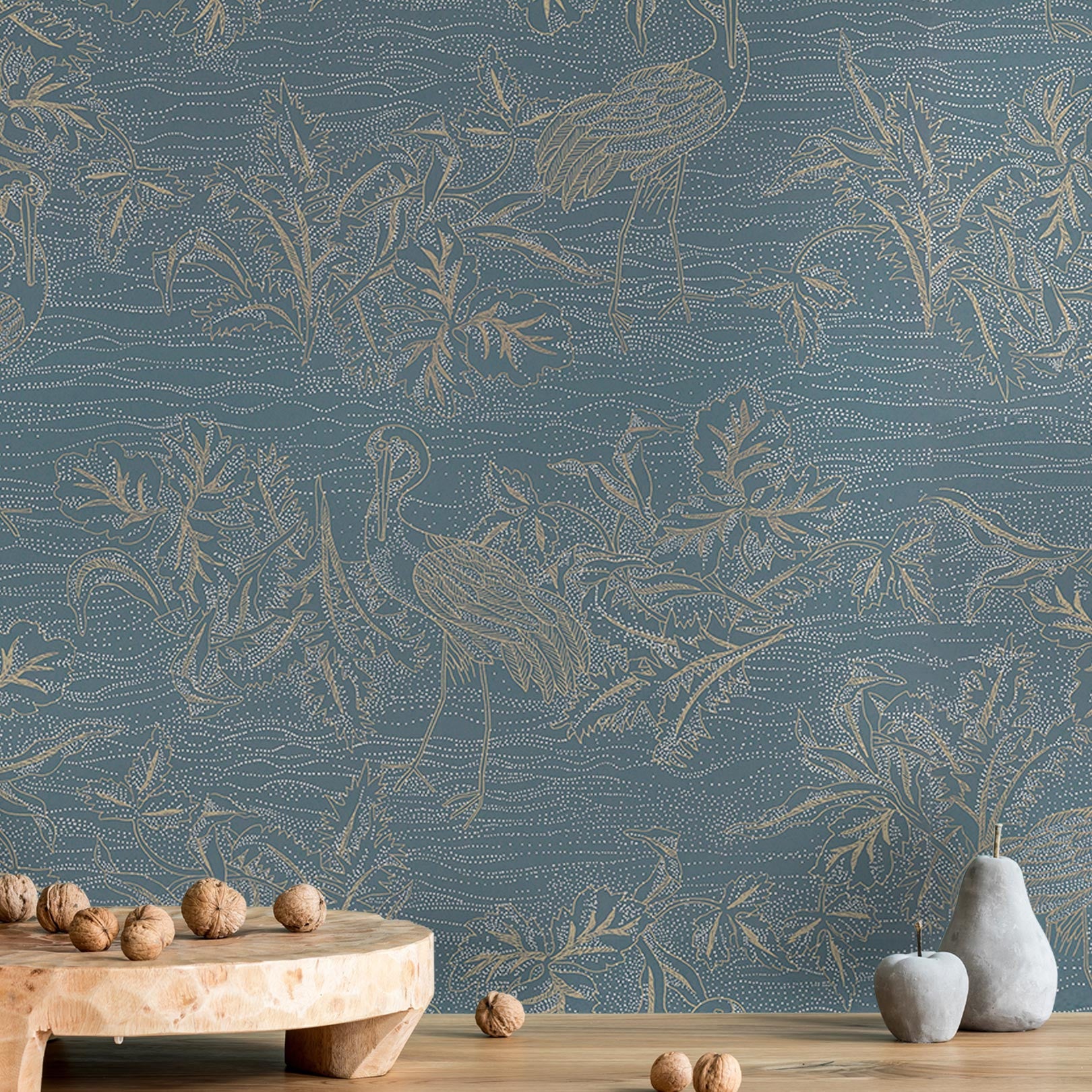 Structural wallpaper with a plant and animal motif MIRADOR - BLEU PERSAN/DORÉ blue with gold