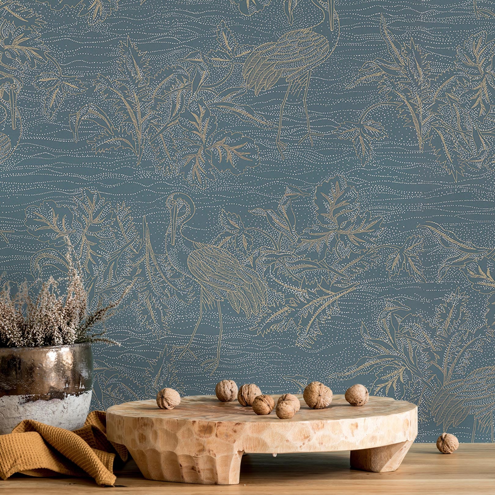 Structural wallpaper with a plant and animal motif MIRADOR - BLEU PERSAN/DORÉ blue with gold