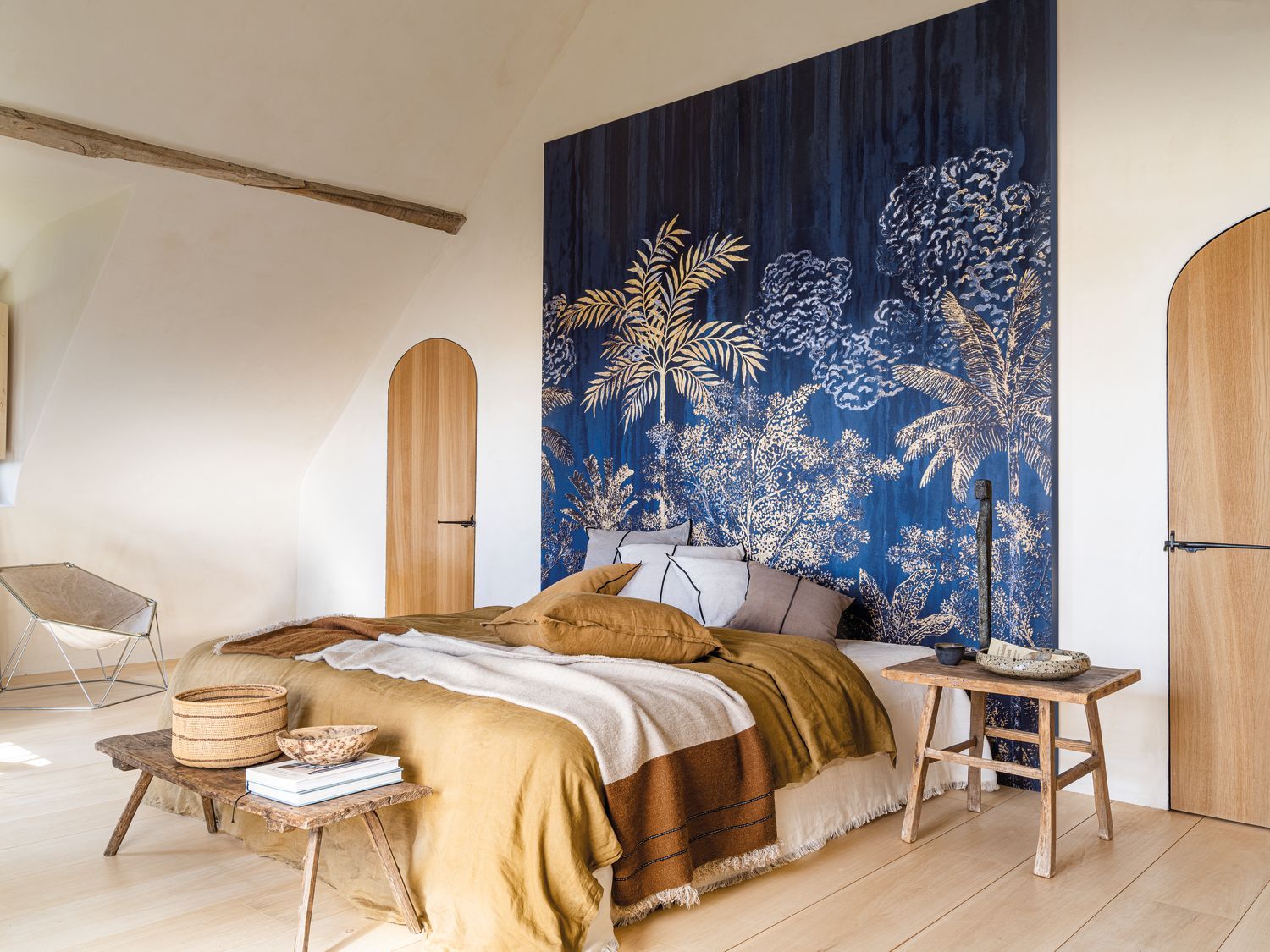 Nástěnná malba s rostlinným motivem palmy SIWA - MARINE/DORÉ tmavě modrá se zlatou